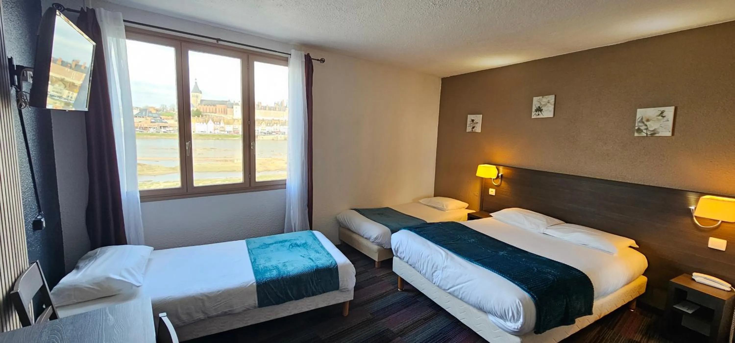 Bed in Brit Hotel Confort Gien