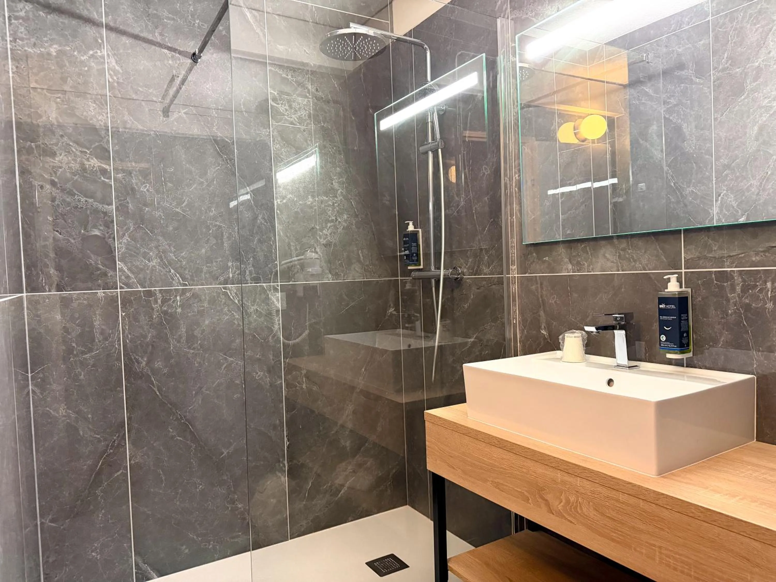 Bathroom in Brit Hotel Confort Gien