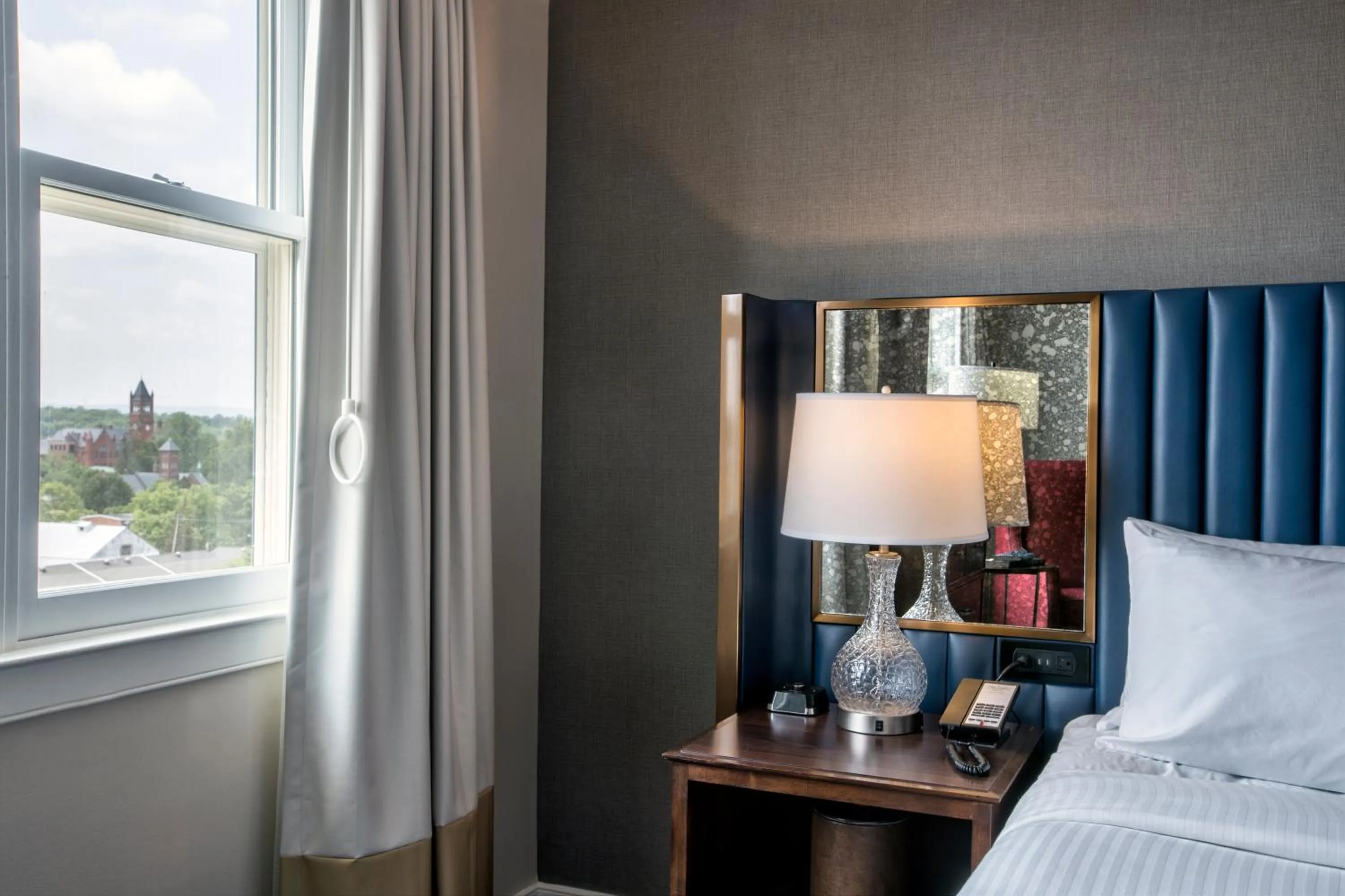 View (from property/room), Bed in Hotel Gettysburg