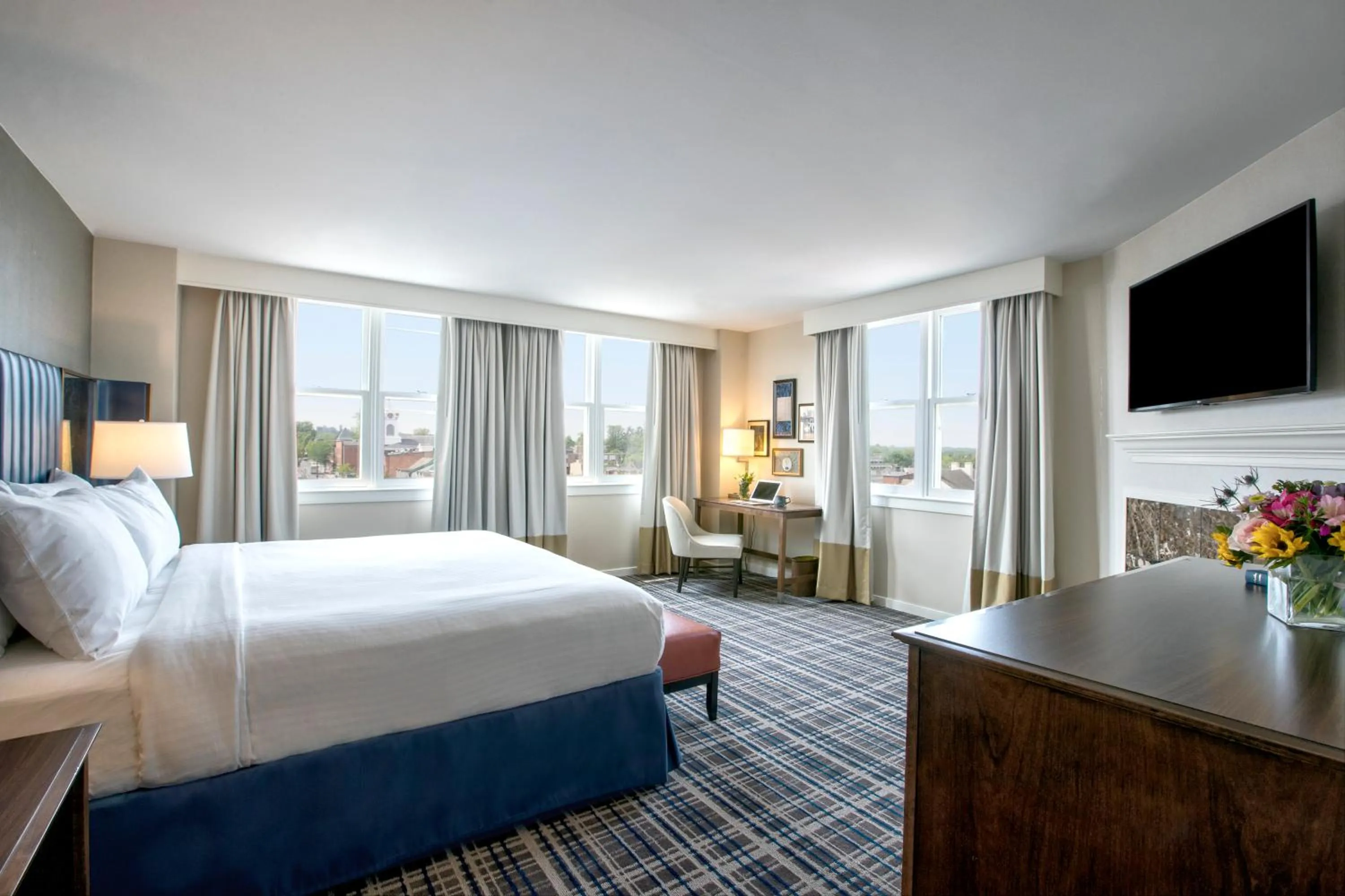 View (from property/room), Bed in Hotel Gettysburg