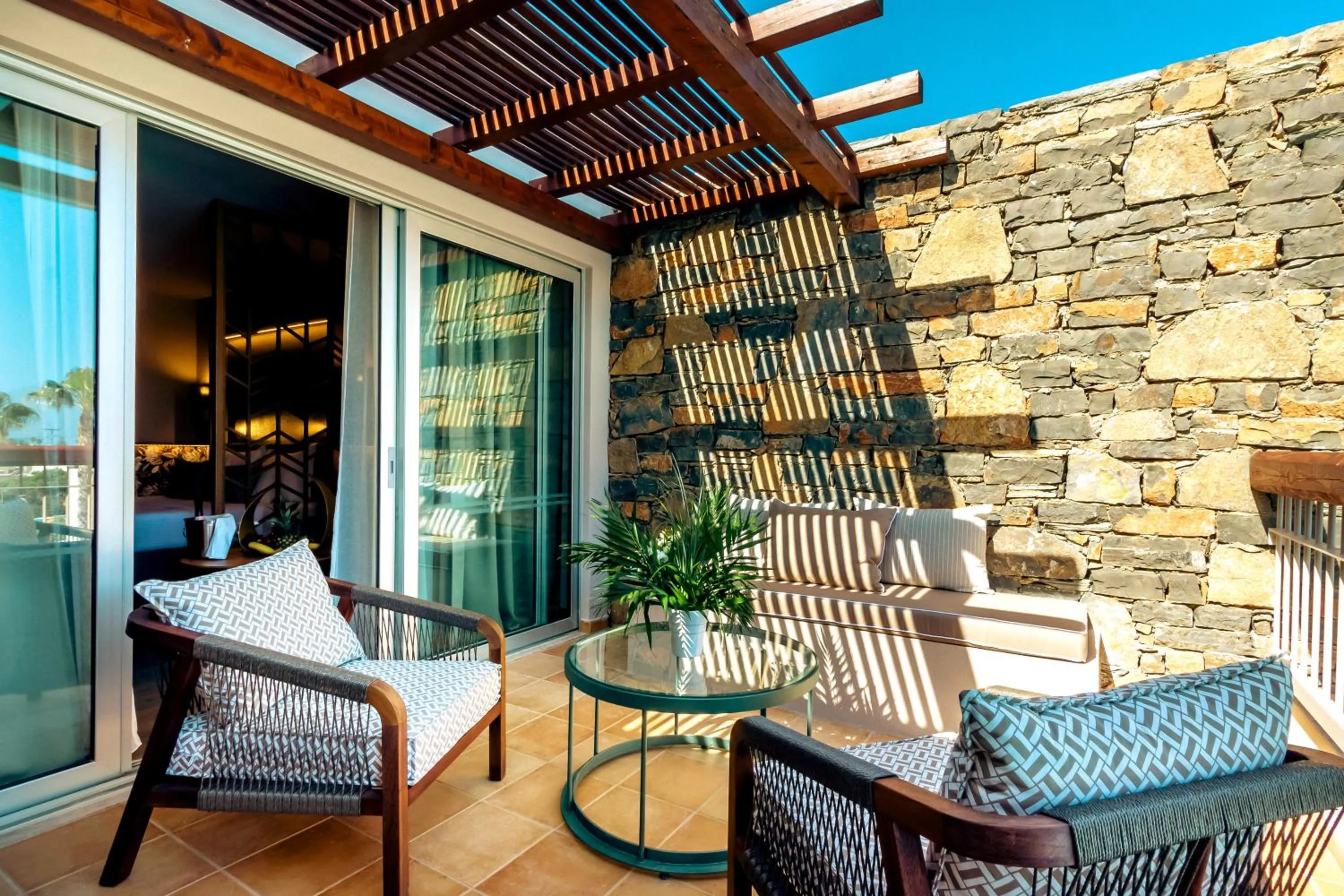 Zeus Eleva Mirabello Bay