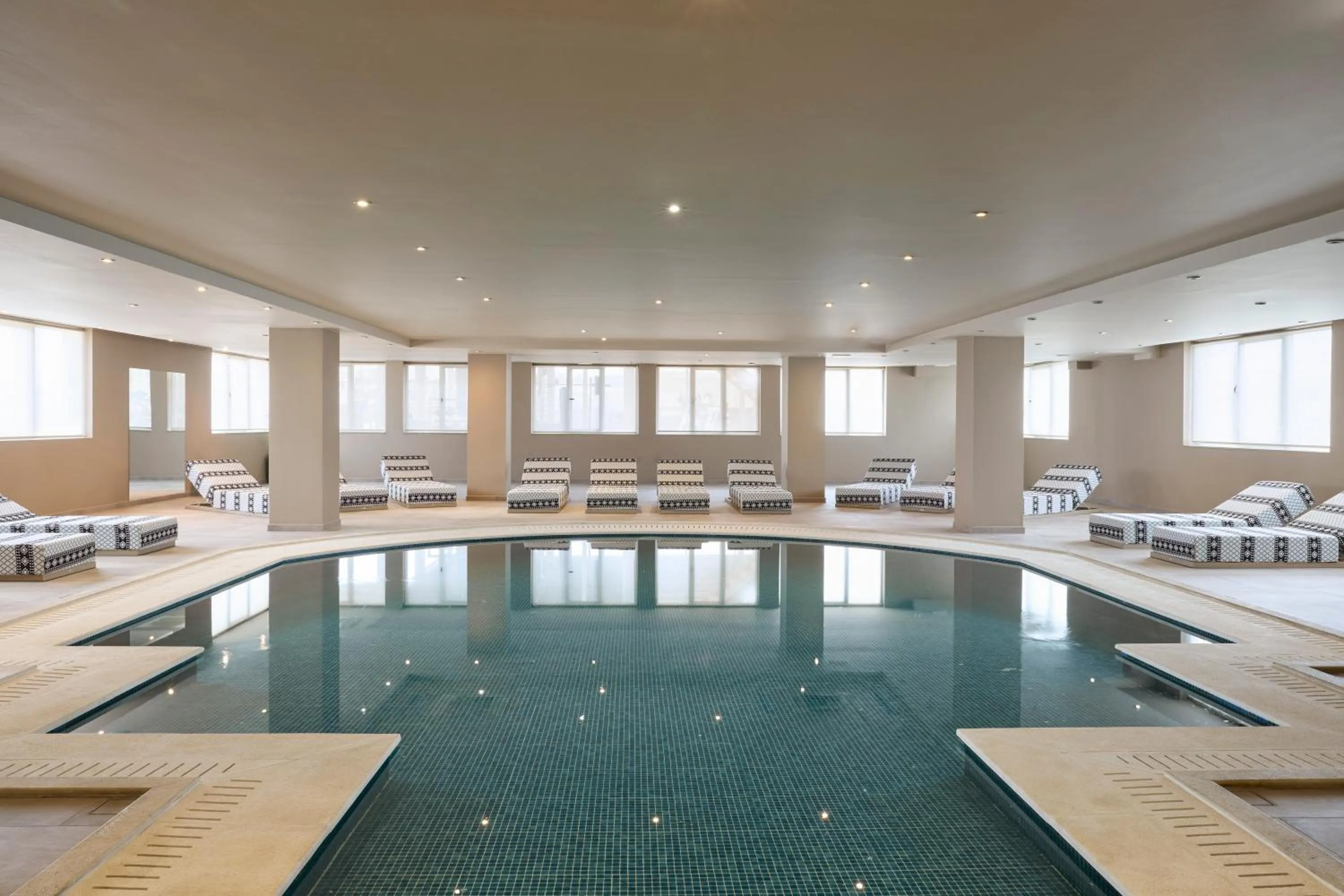 Zeus Eleva Mirabello Bay