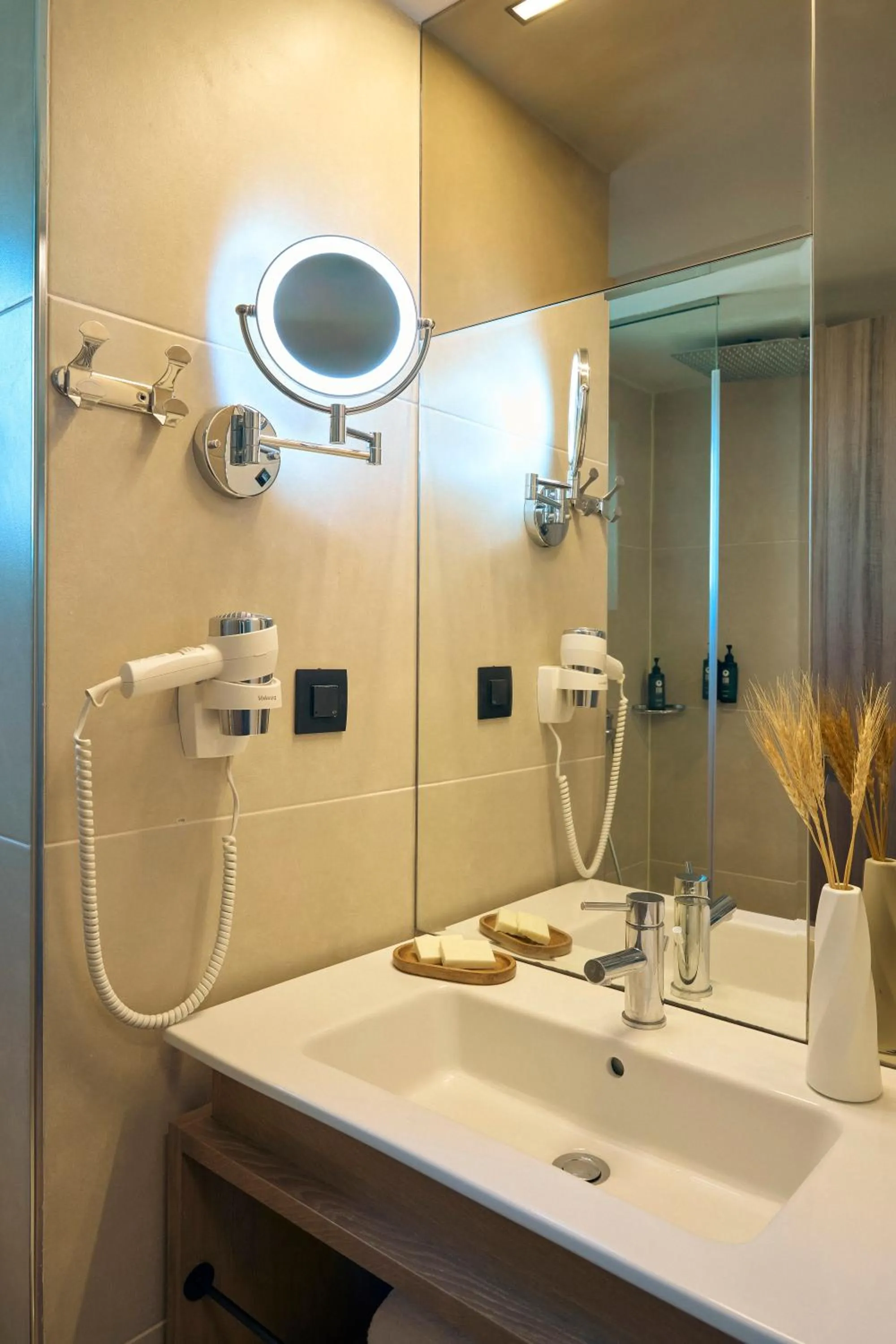 Zeus Eleva Mirabello Bay