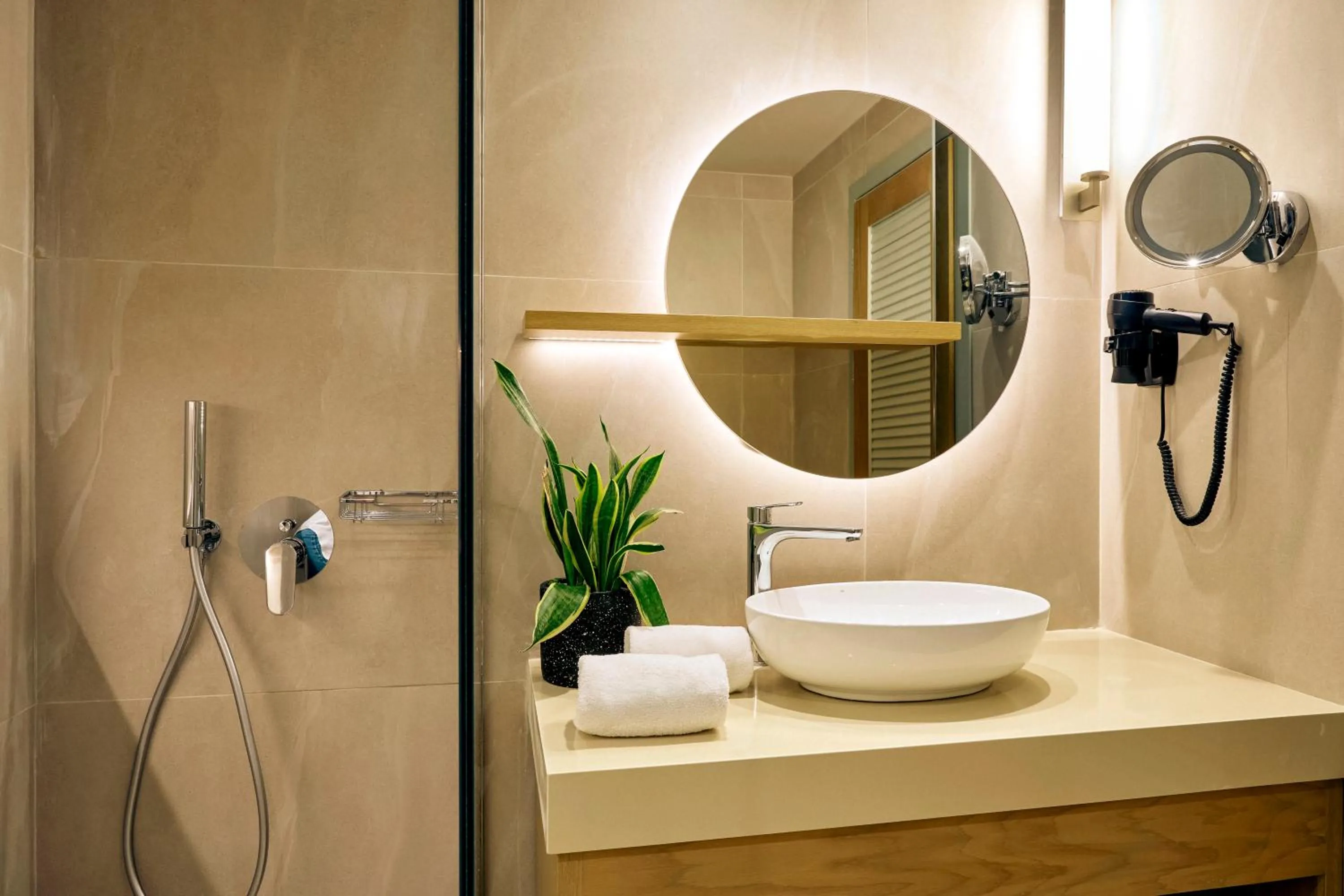 Zeus Eleva Mirabello Bay