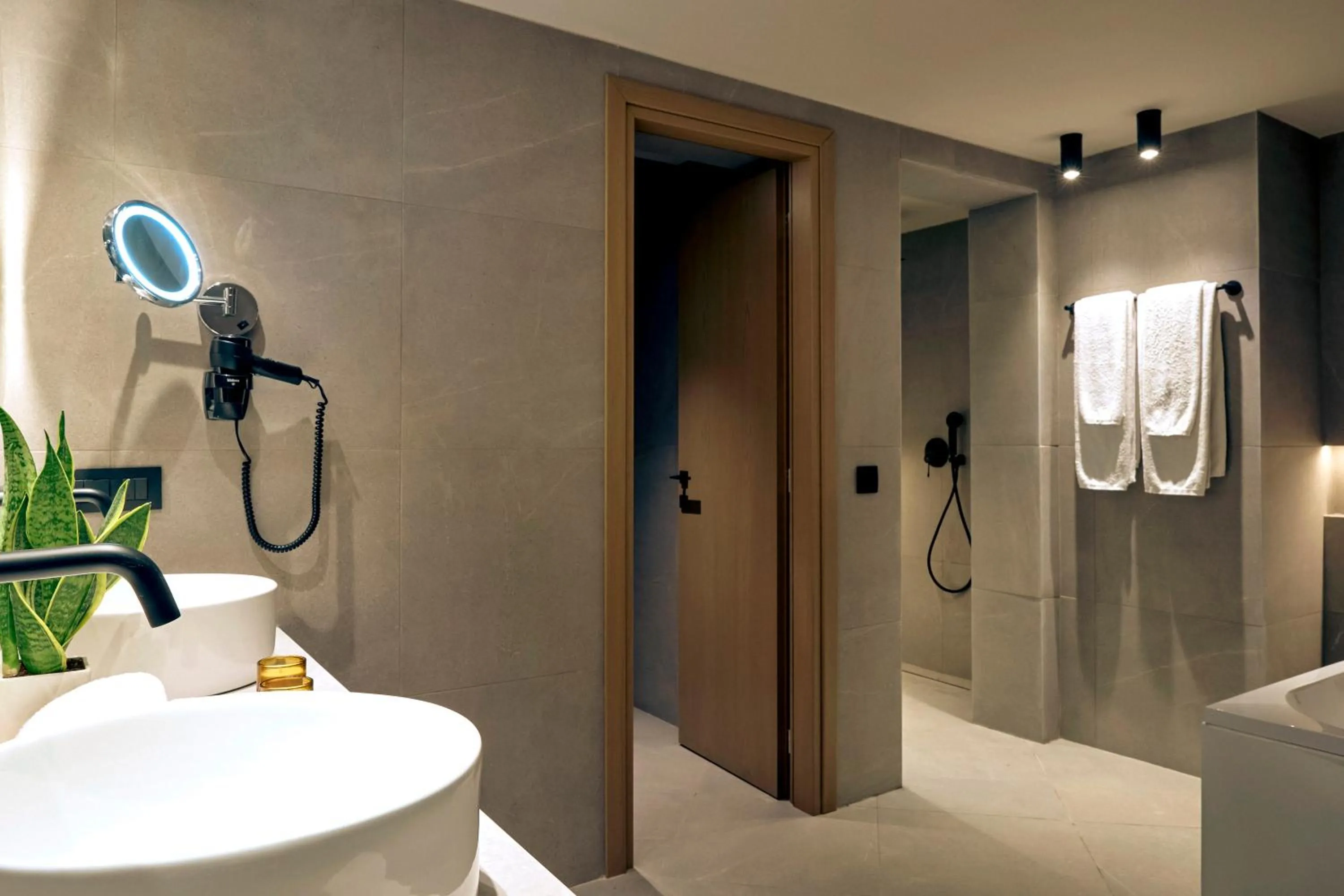 Zeus Eleva Mirabello Bay