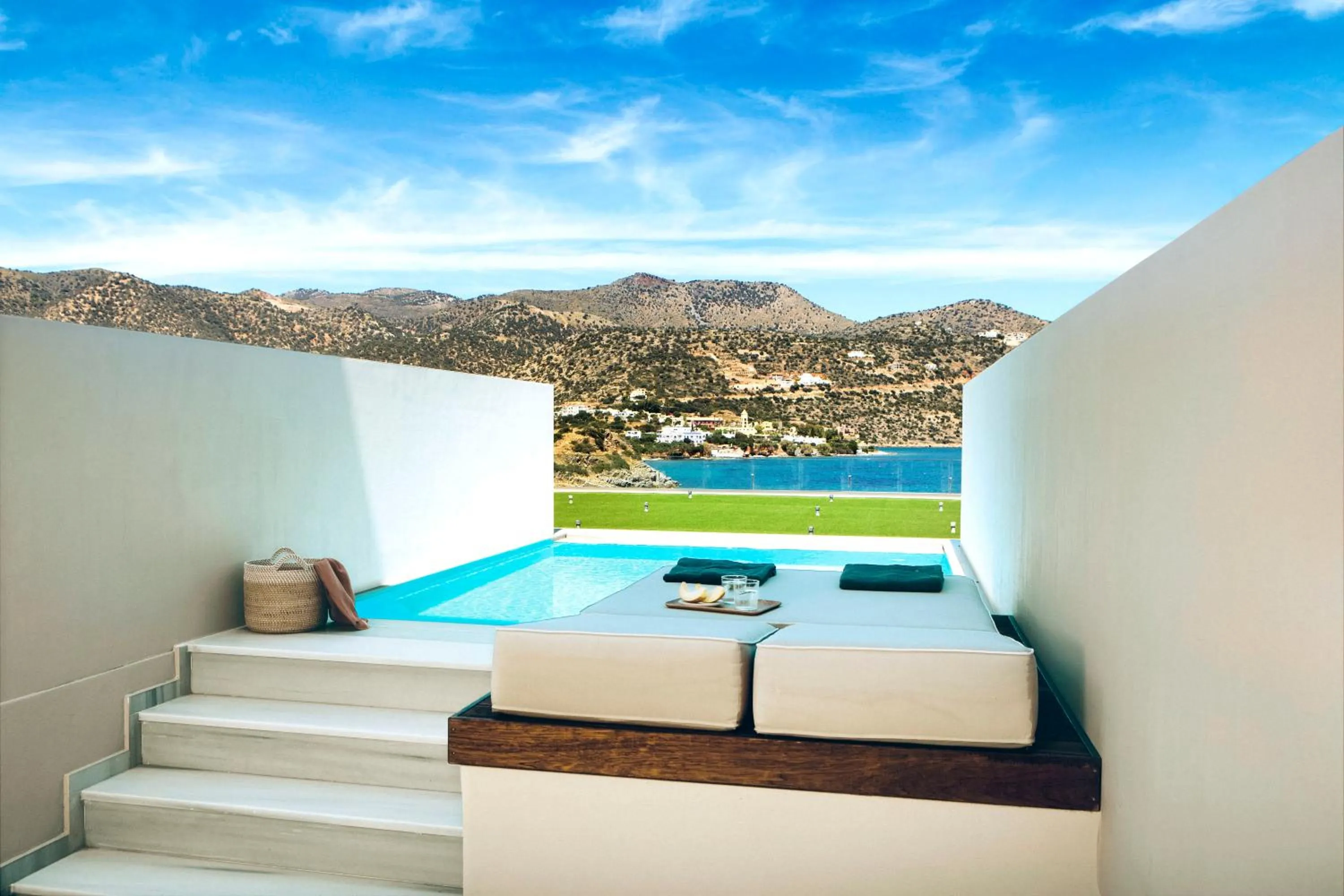 Zeus Eleva Mirabello Bay