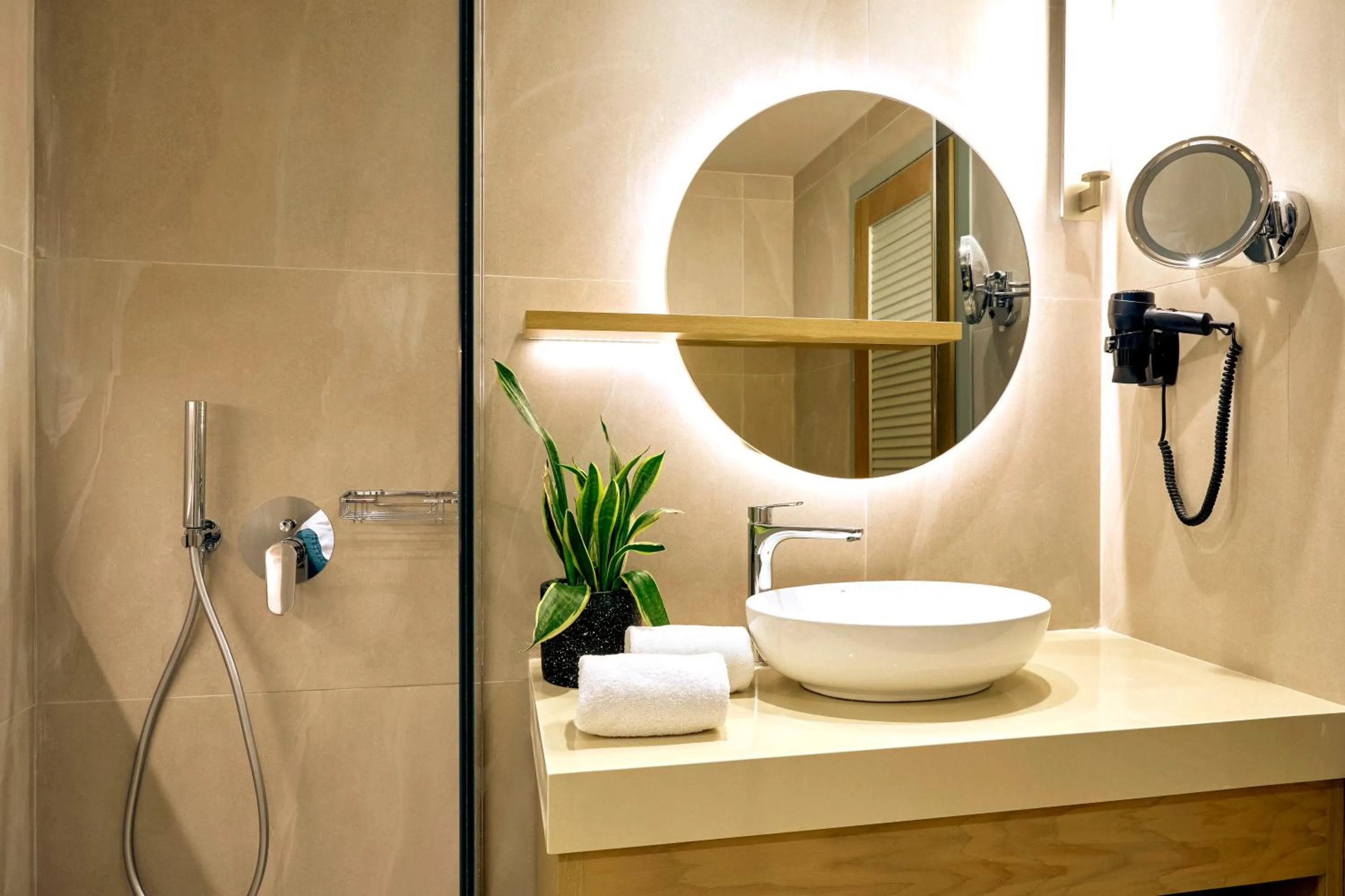 Zeus Eleva Mirabello Bay