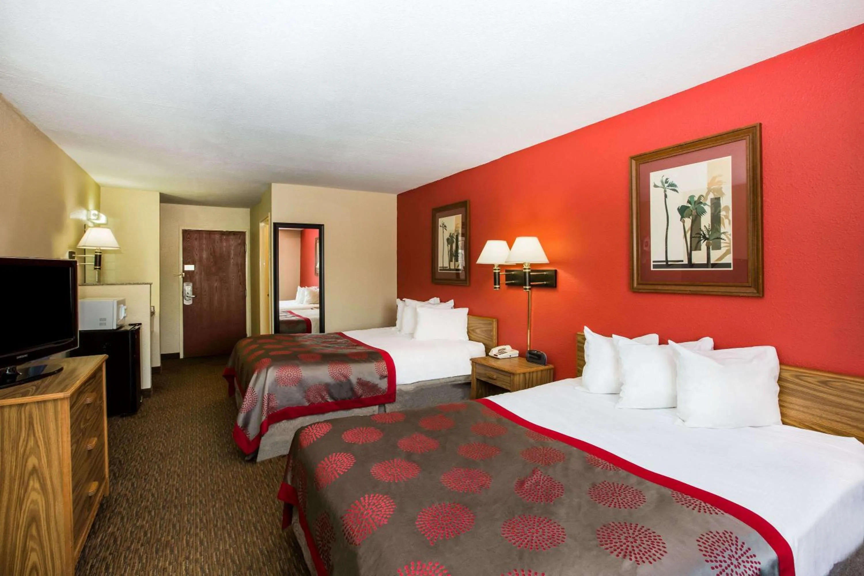 Photo of the whole room, Bed in Ramada by Wyndham Sioux Falls