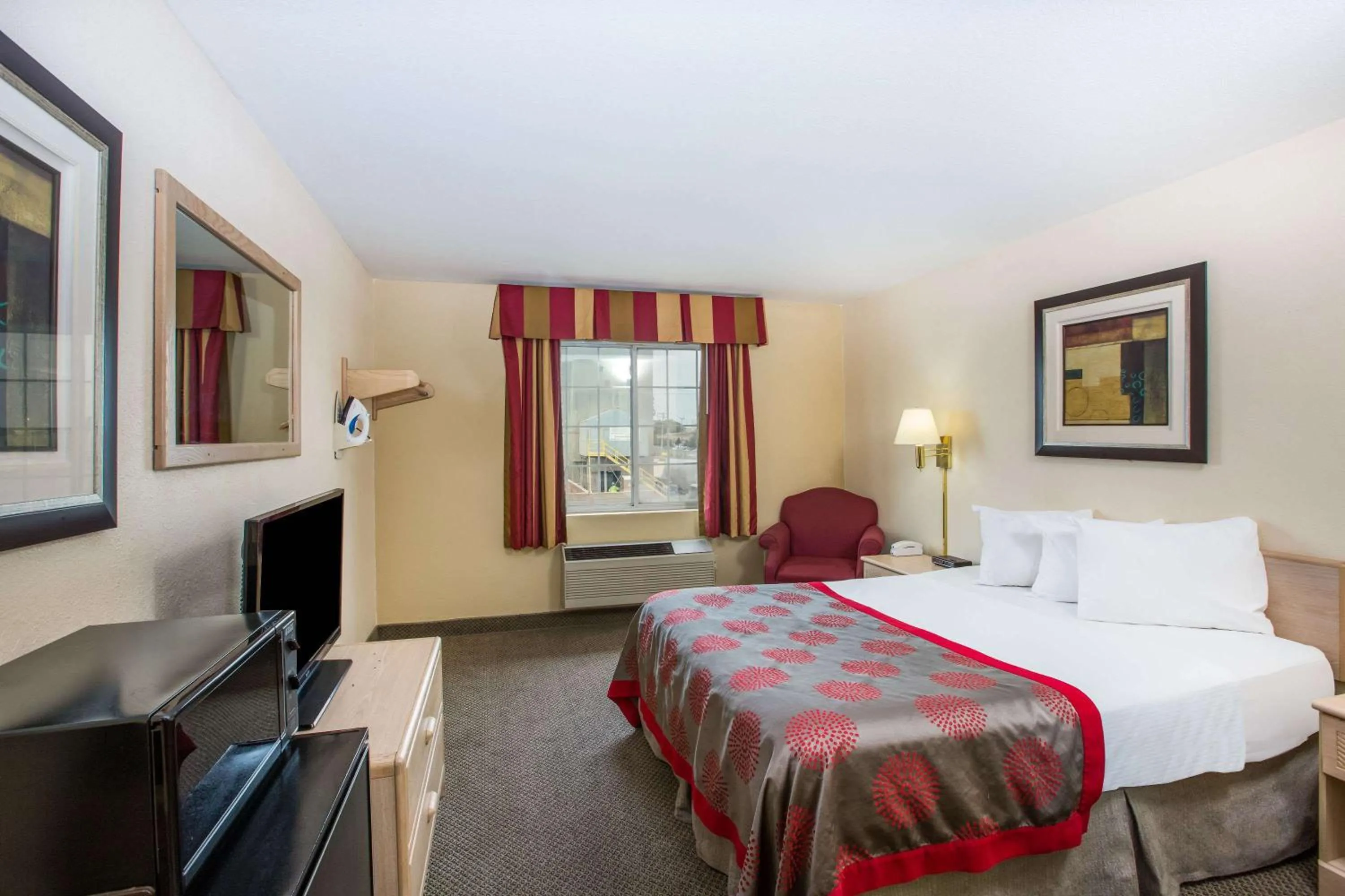 Photo of the whole room, Bed in Ramada by Wyndham Sioux Falls