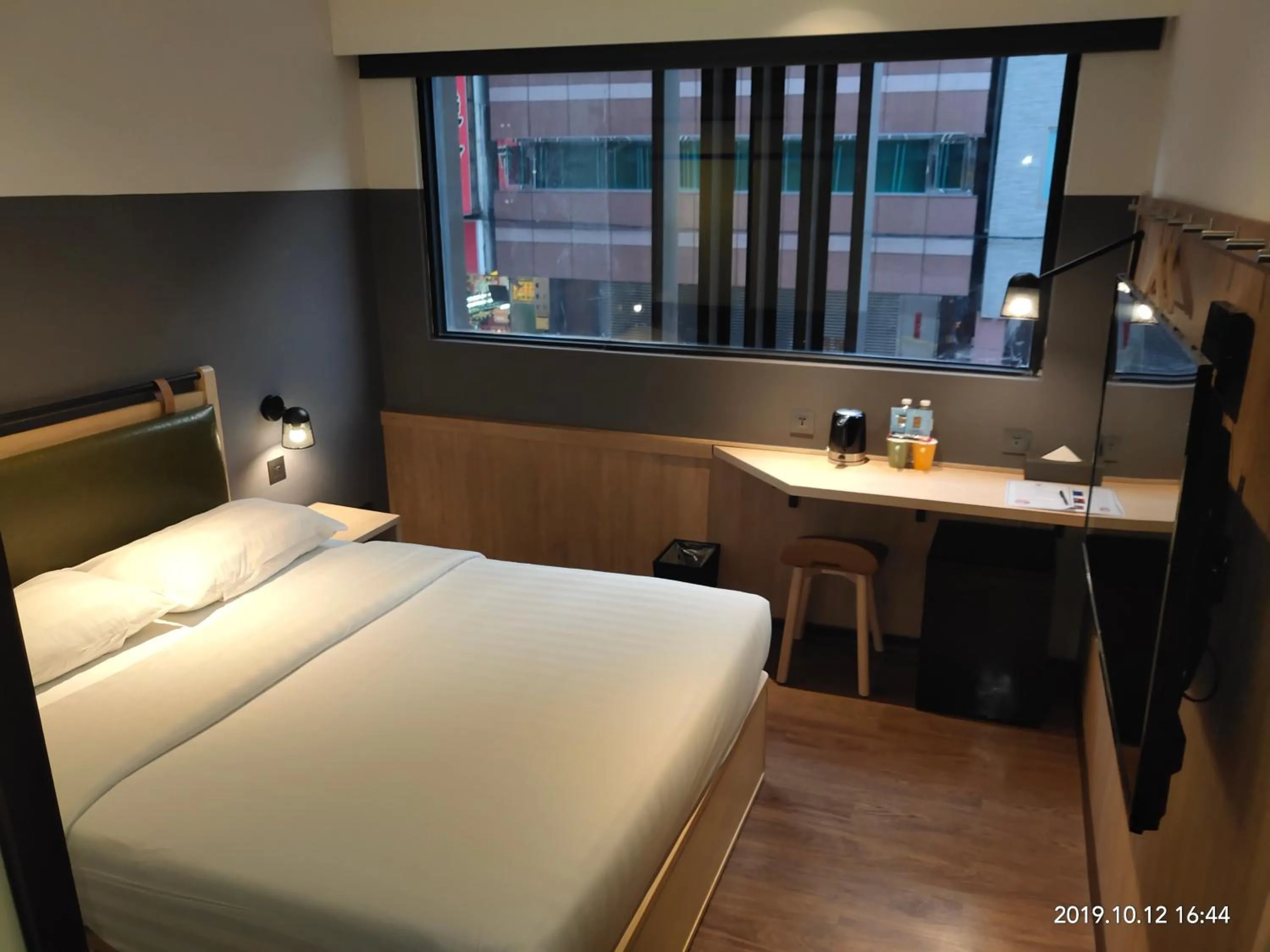 Photo of the whole room, Bed in City Suites - Main Station