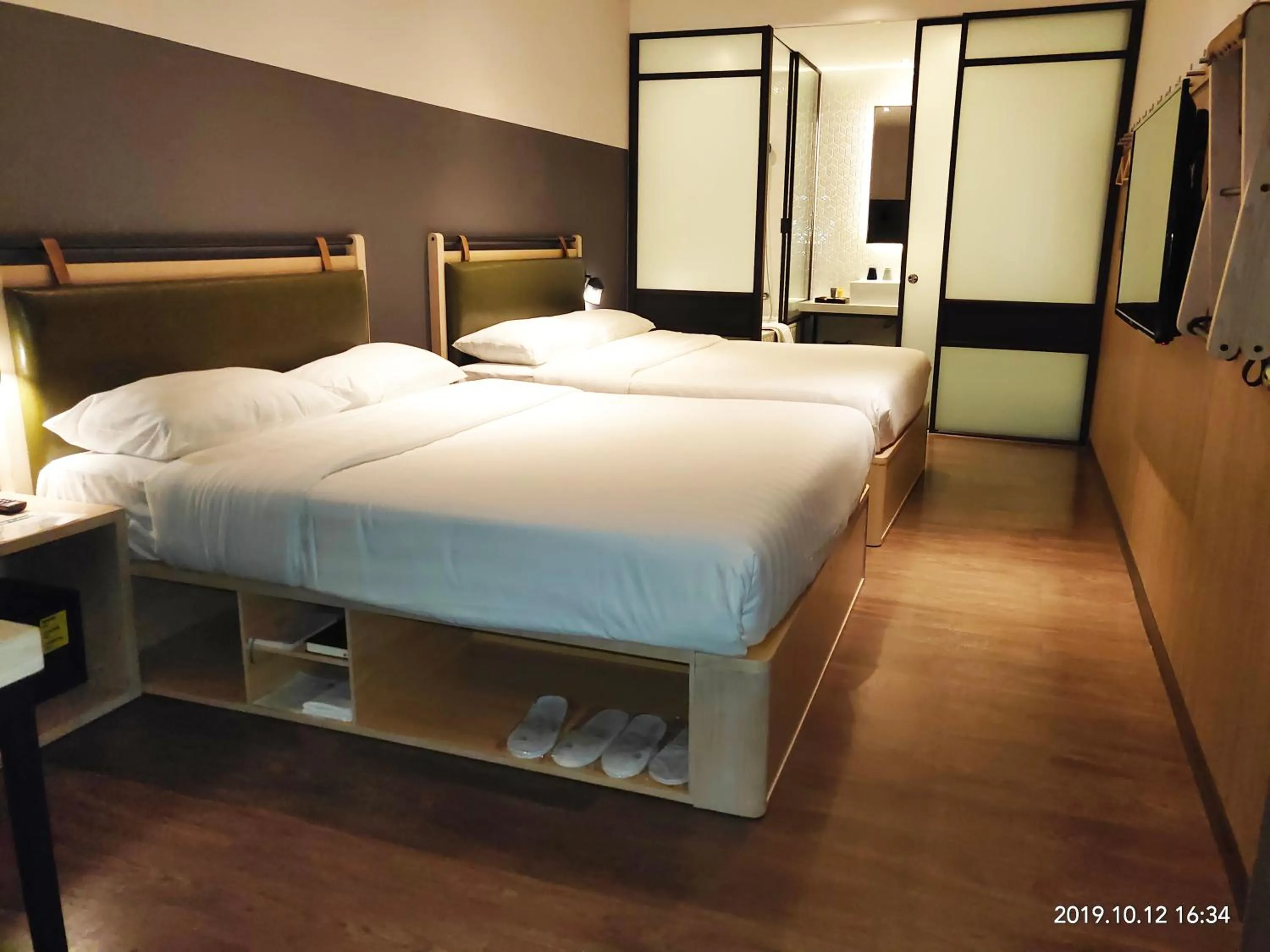 Photo of the whole room, Bed in City Suites - Main Station