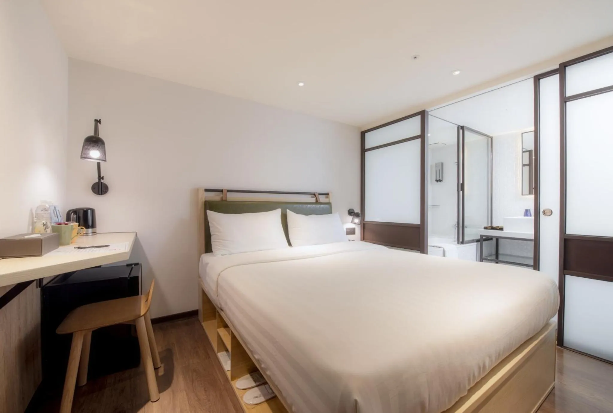 Photo of the whole room, Bed in City Suites - Main Station