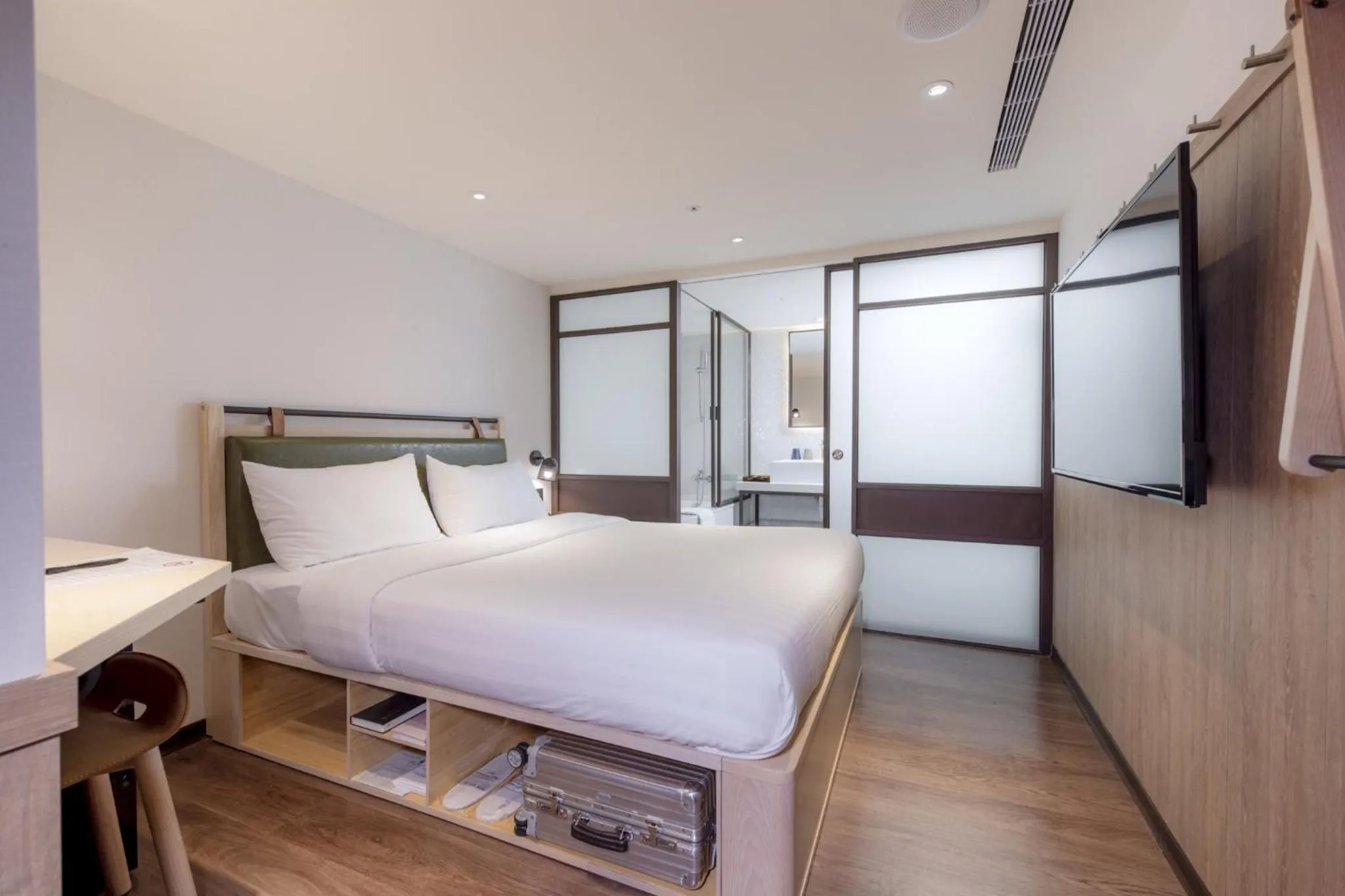 Photo of the whole room, Bed in City Suites - Main Station