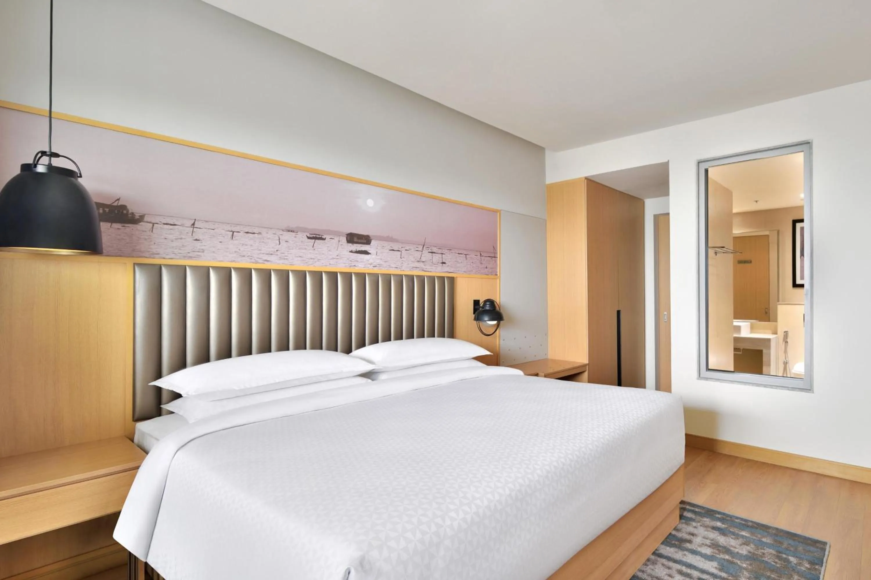 Photo of the whole room, Bed in Four Points by Sheraton Kochi Infopark