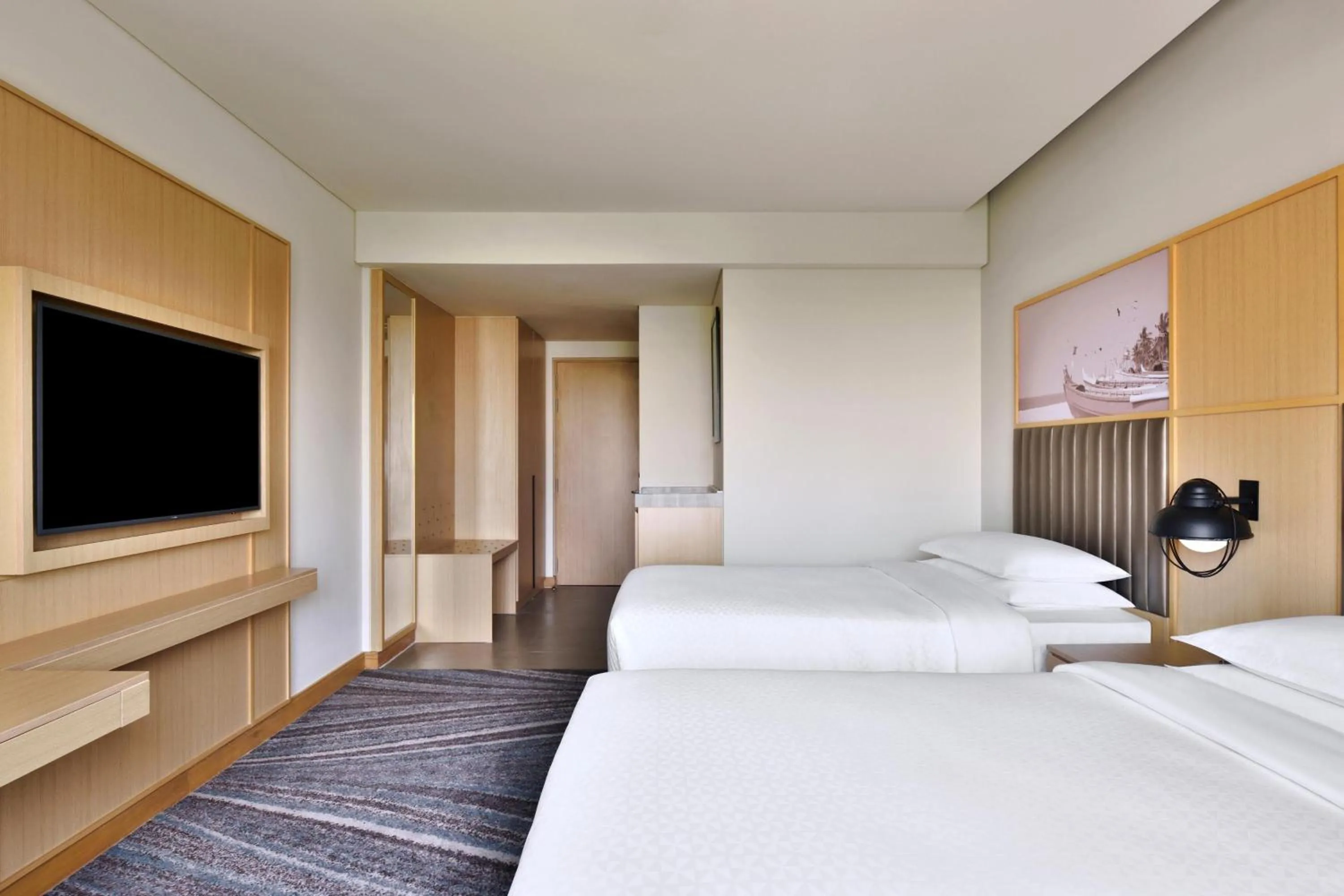 Photo of the whole room, Bed in Four Points by Sheraton Kochi Infopark