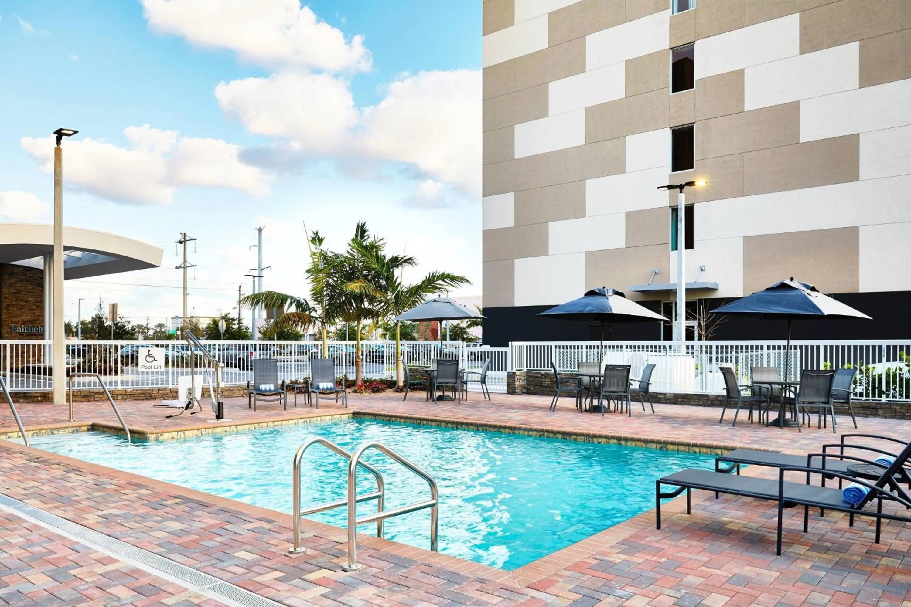 Swimming pool in Fairfield Inn & Suites by Marriott Miami Airport West/Doral