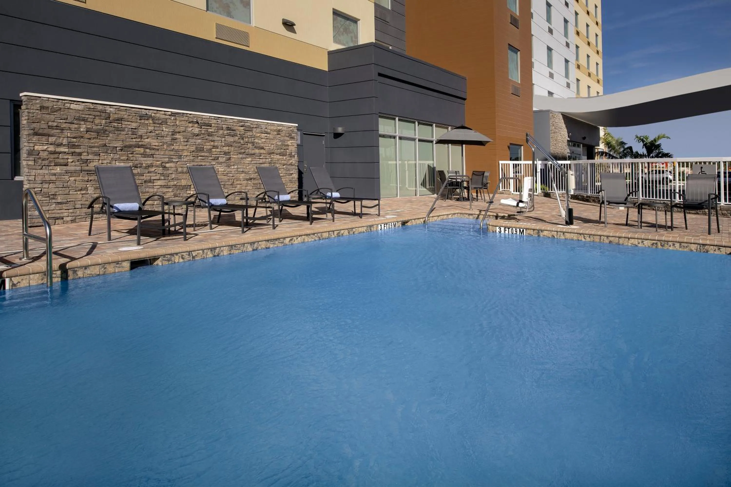 Swimming pool in Fairfield Inn & Suites by Marriott Miami Airport West/Doral