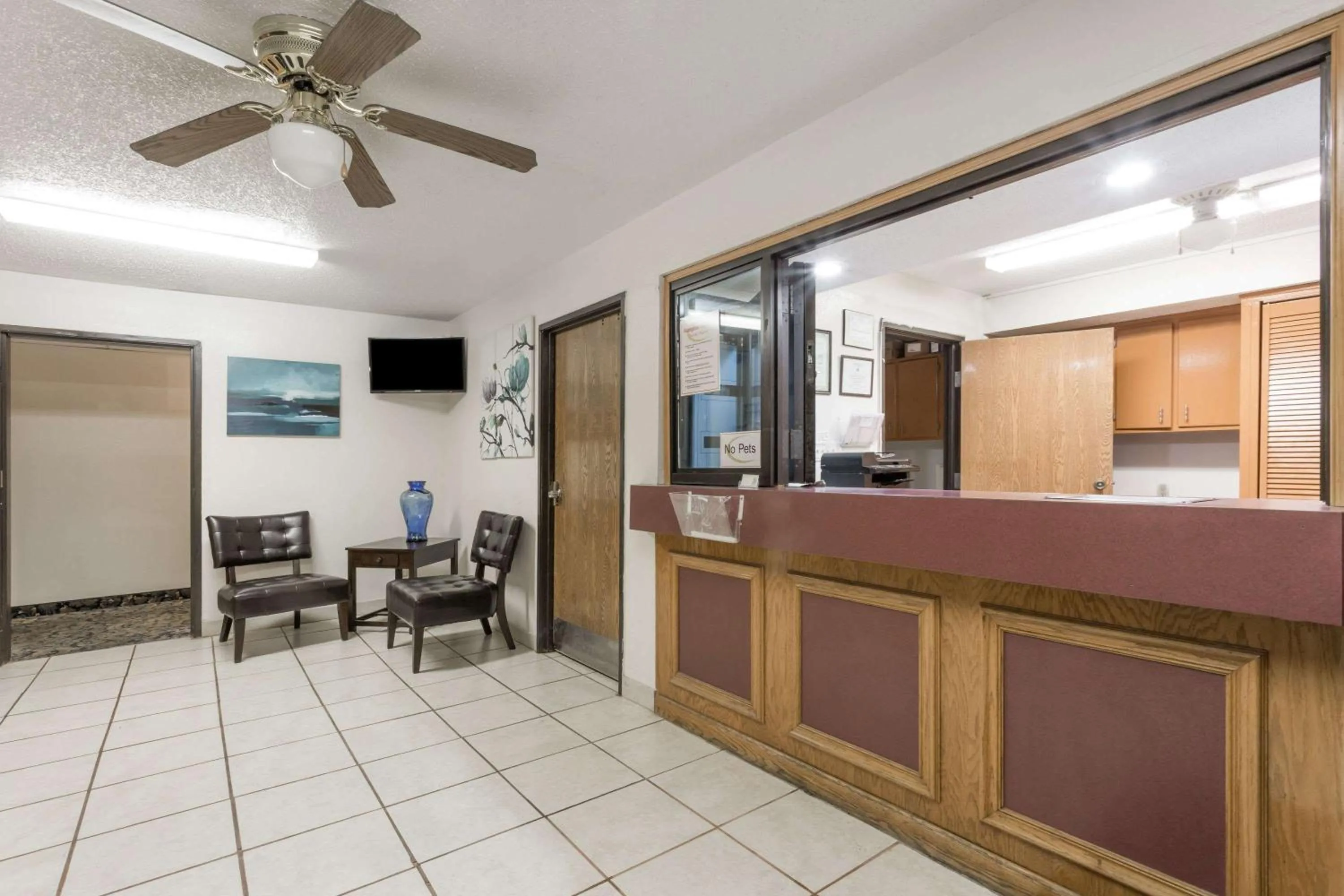 Lobby or reception in Super 8 by Wyndham Hampton