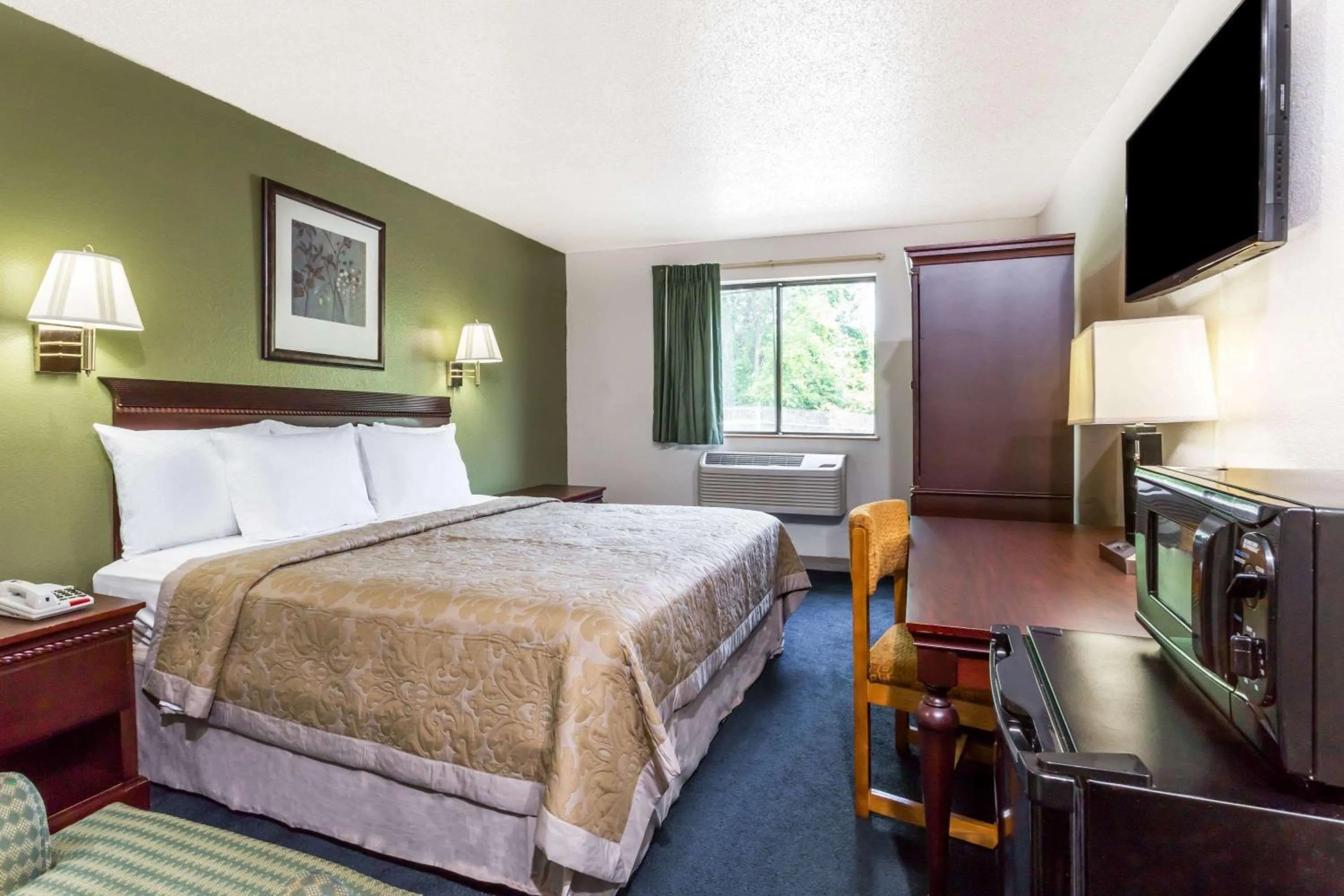 Photo of the whole room, Bed in Super 8 by Wyndham Hampton