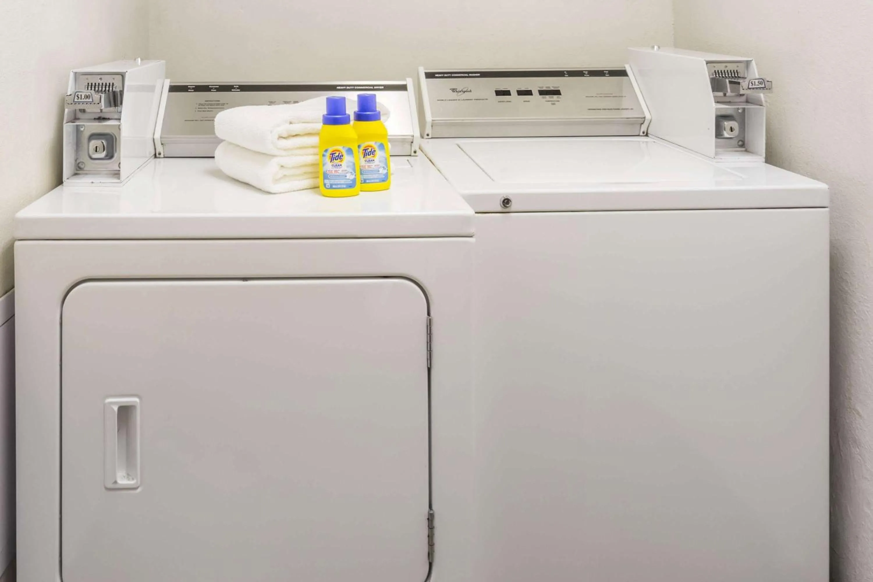 Photo of the whole room in Super 8 by Wyndham Hampton