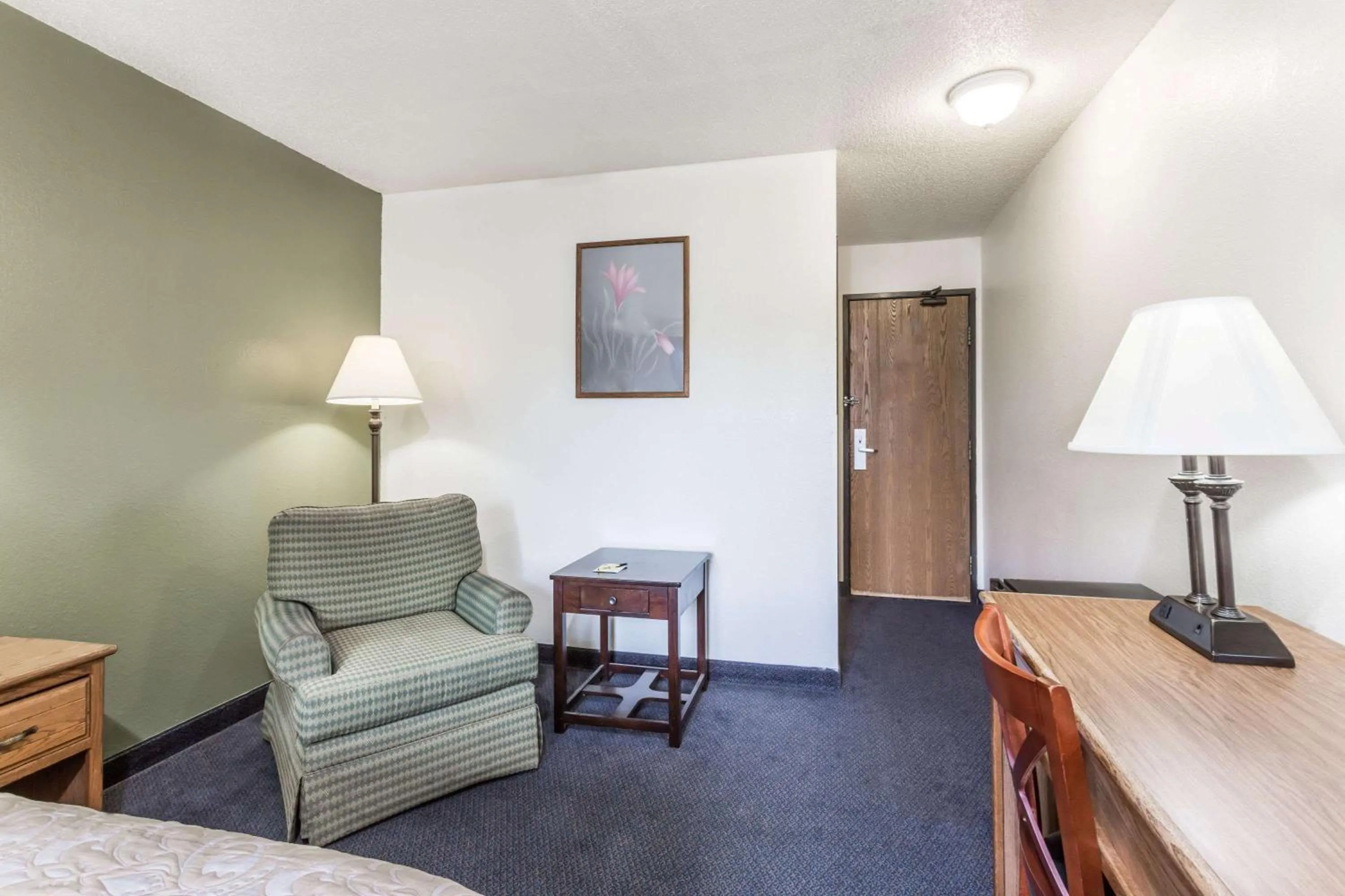 Photo of the whole room, Bed in Super 8 by Wyndham Hampton