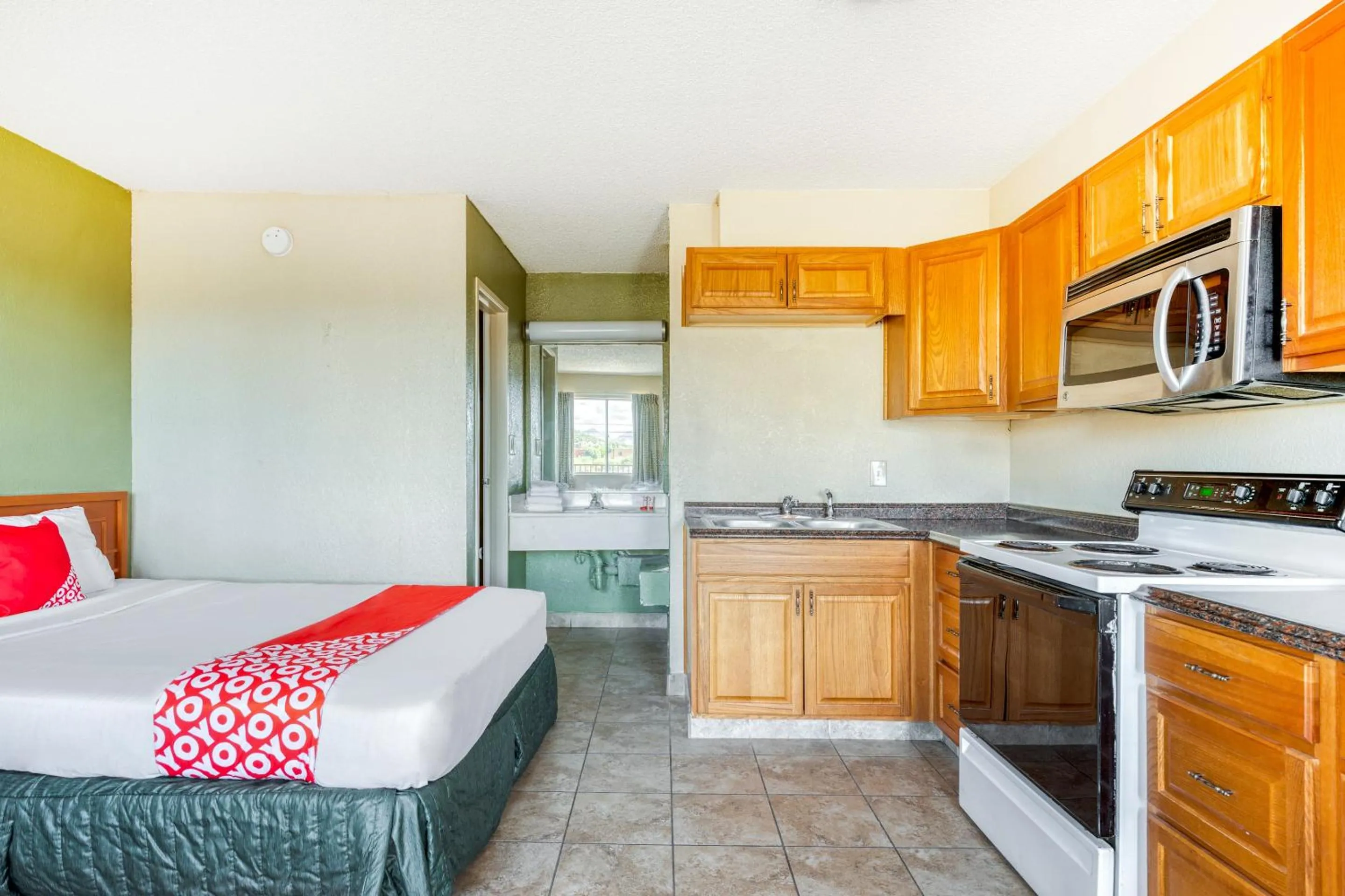 Bedroom, Kitchen/Kitchenette in OYO Hotel Tucson Downtown