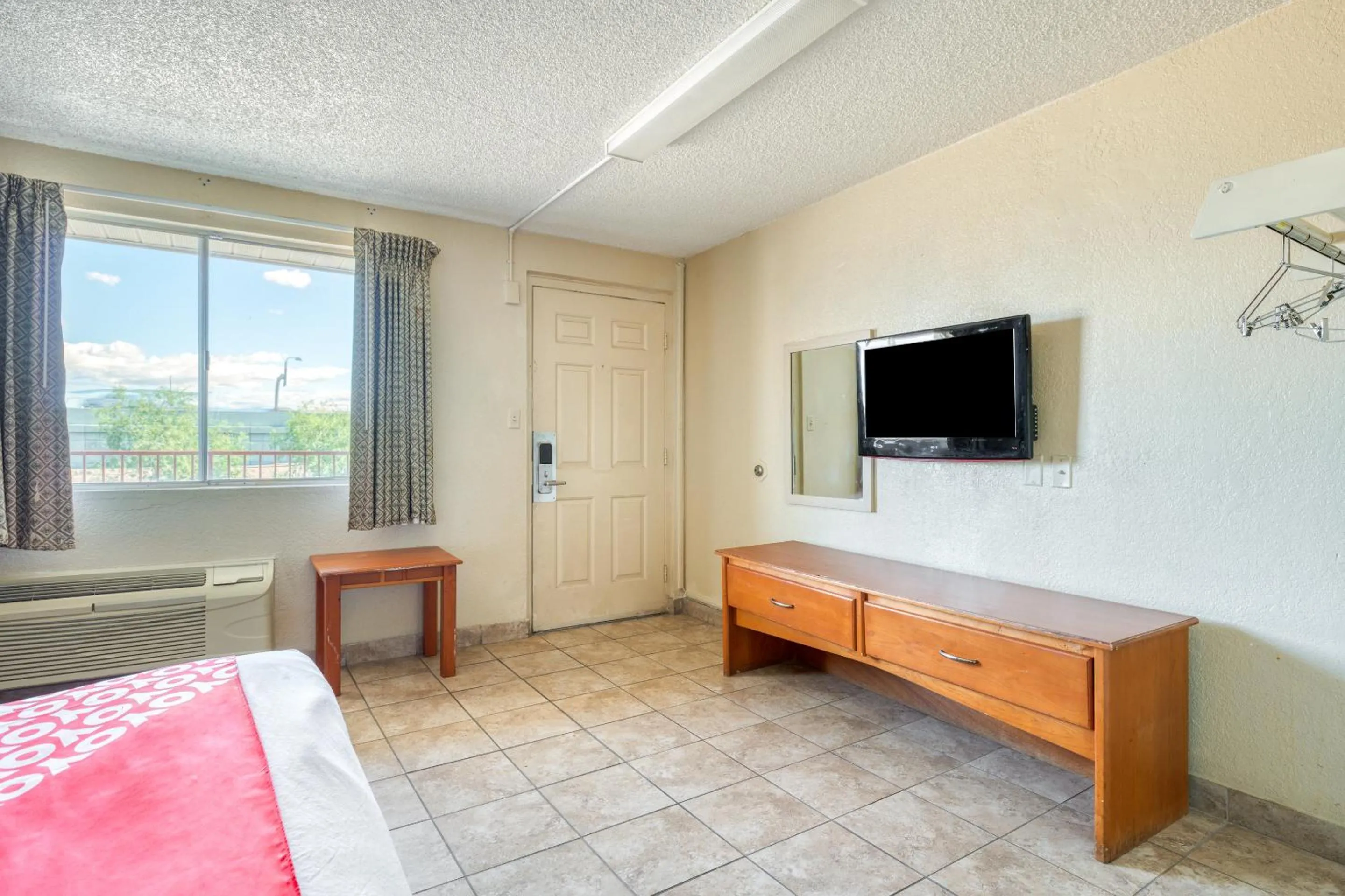 TV and multimedia, TV/Entertainment Center in OYO Hotel Tucson Downtown