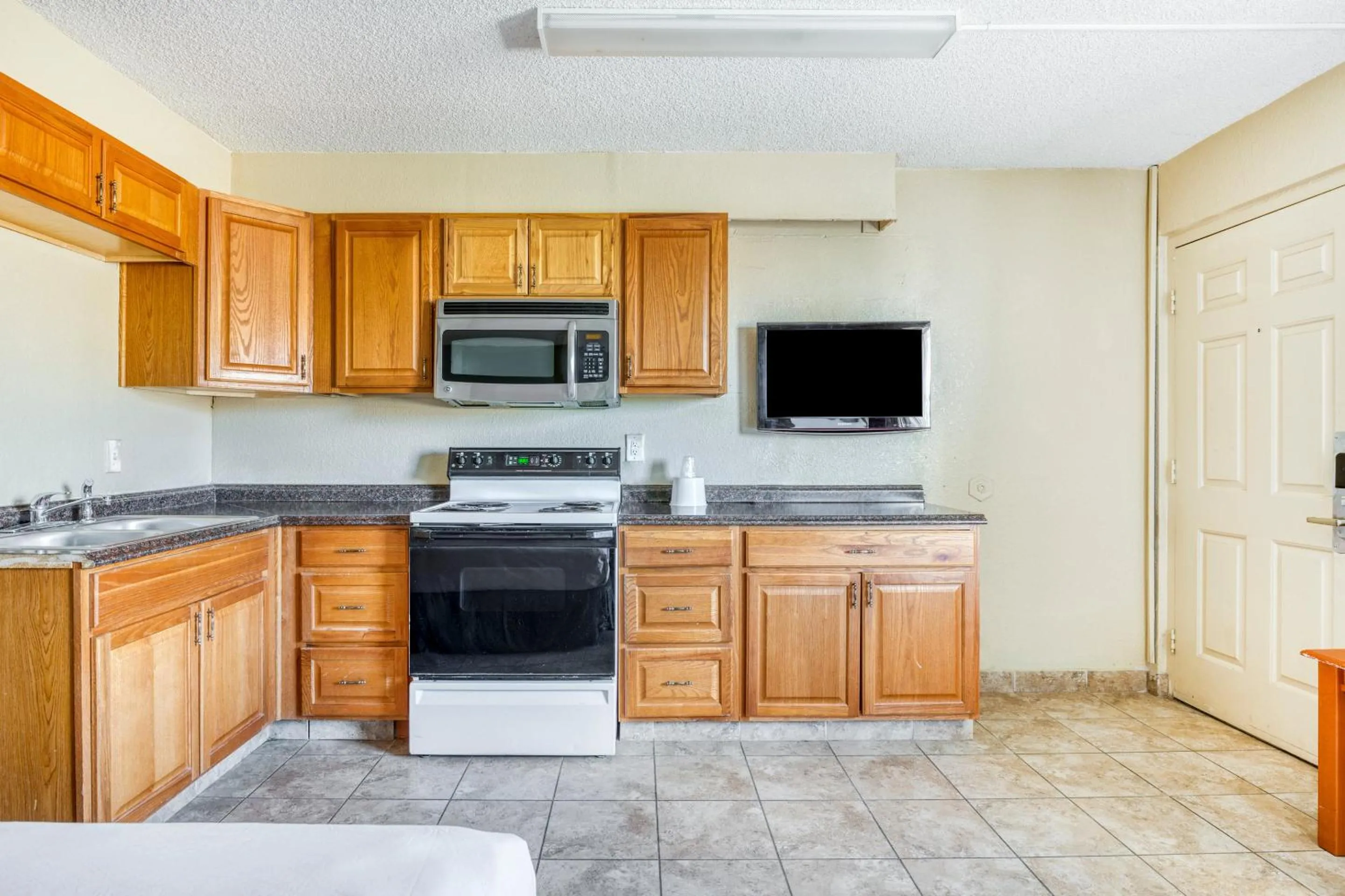 Kitchen or kitchenette, Kitchen/Kitchenette in OYO Hotel Tucson Downtown