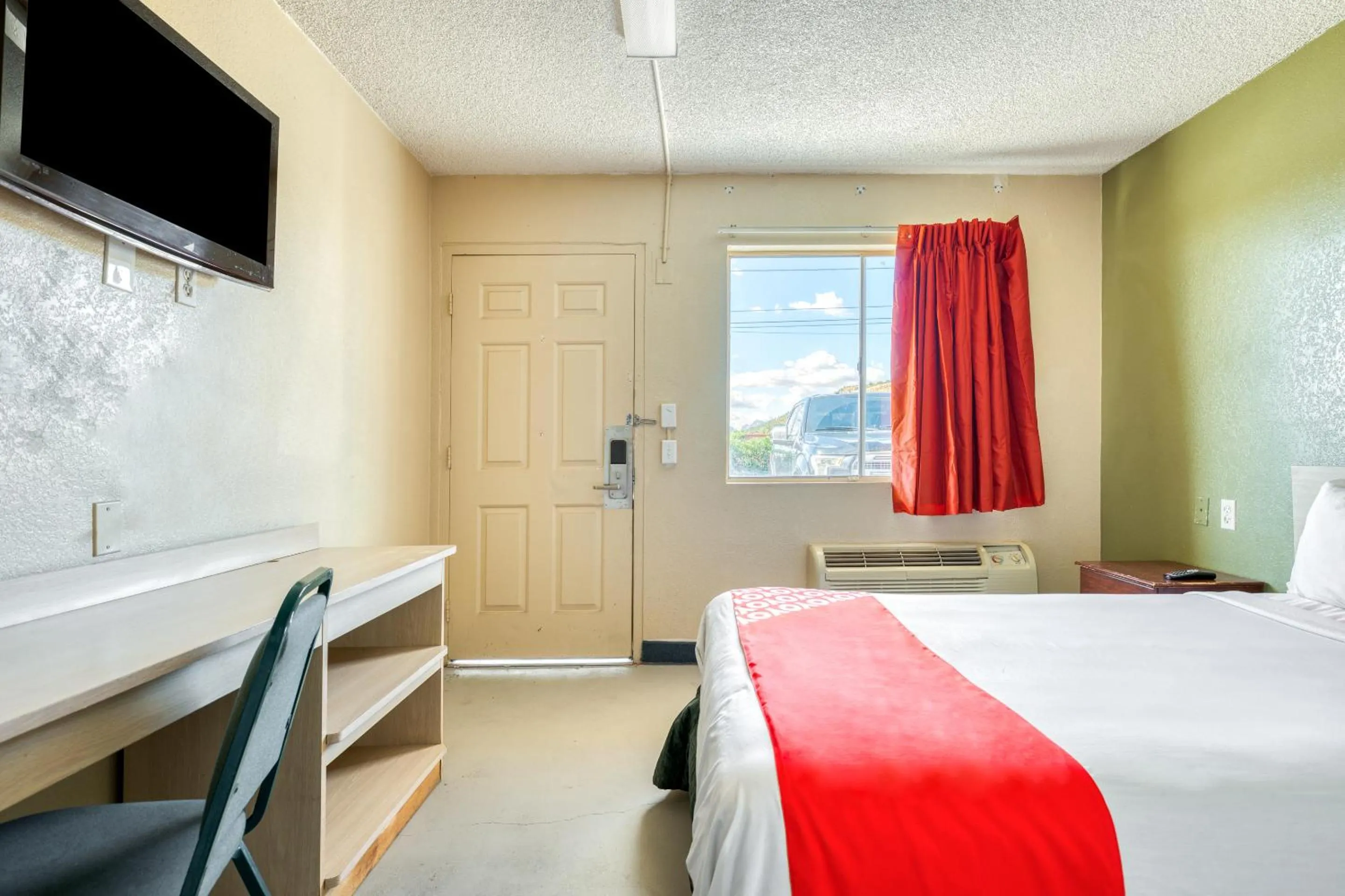 Bedroom, TV/Entertainment Center in OYO Hotel Tucson Downtown