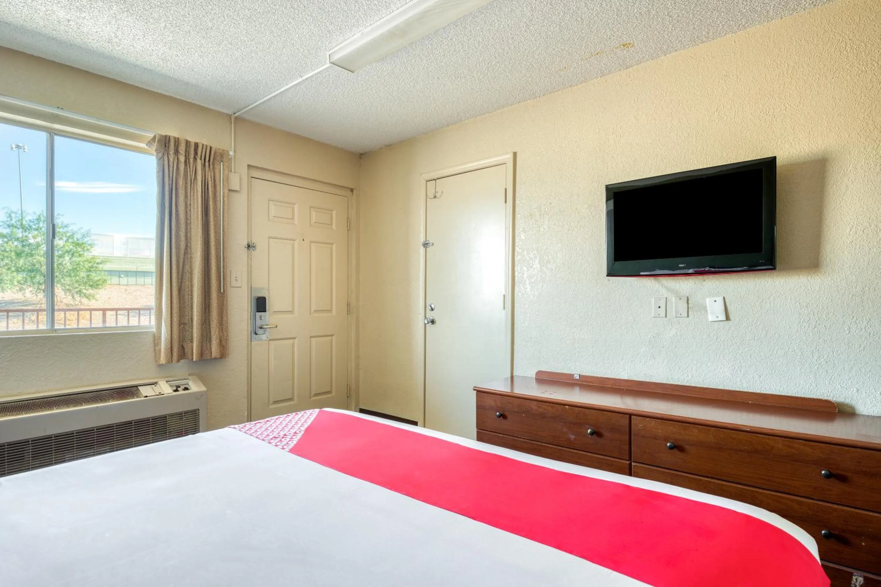 Bedroom, TV/Entertainment Center in OYO Hotel Tucson Downtown