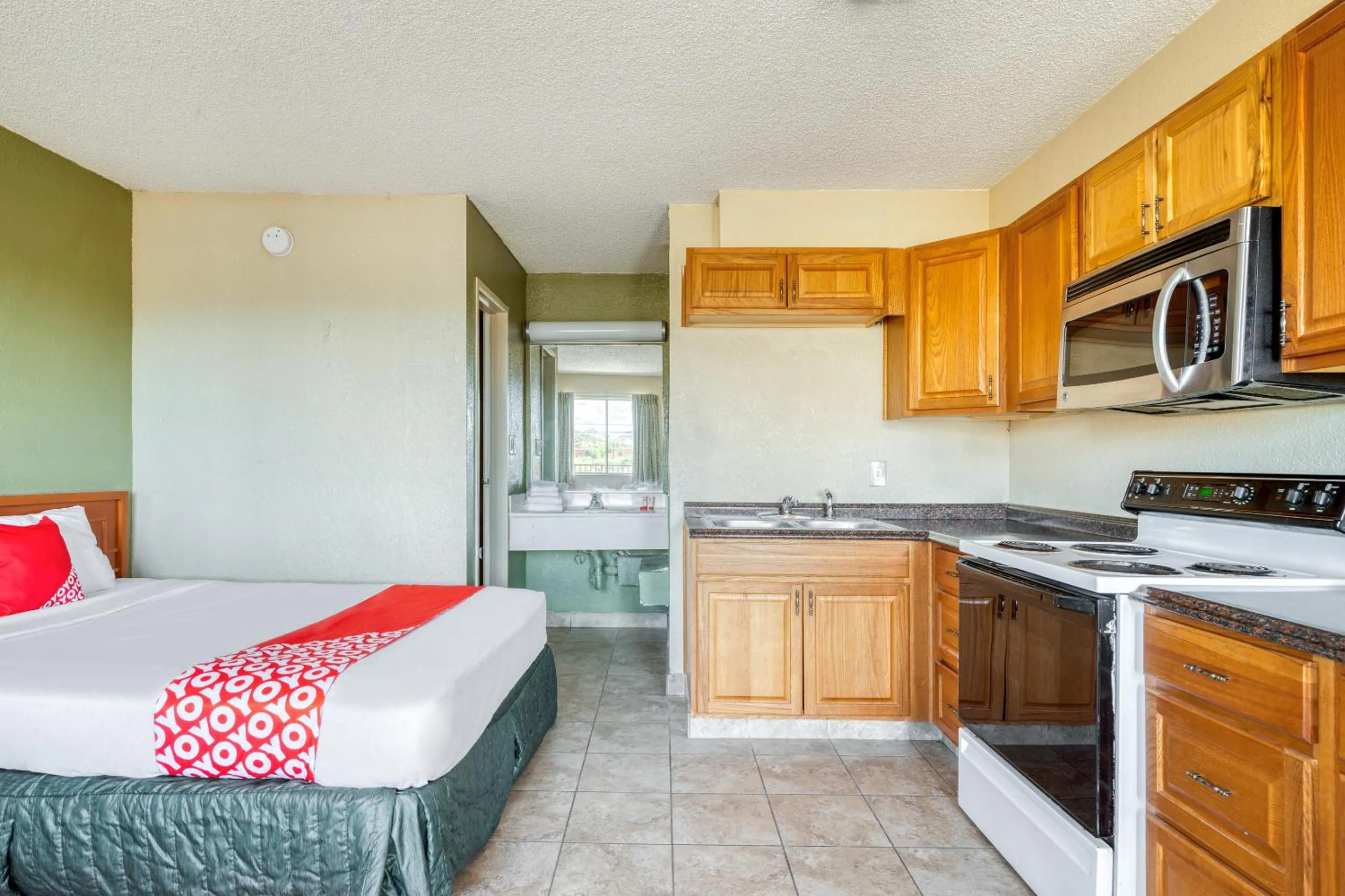 Bedroom, Kitchen/Kitchenette in OYO Hotel Tucson Downtown