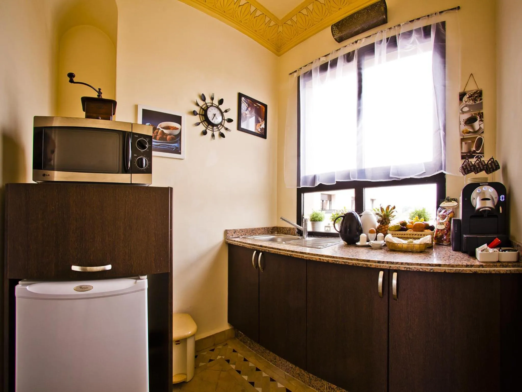 Kitchen or kitchenette in Hotel Lawrence d'Arabie