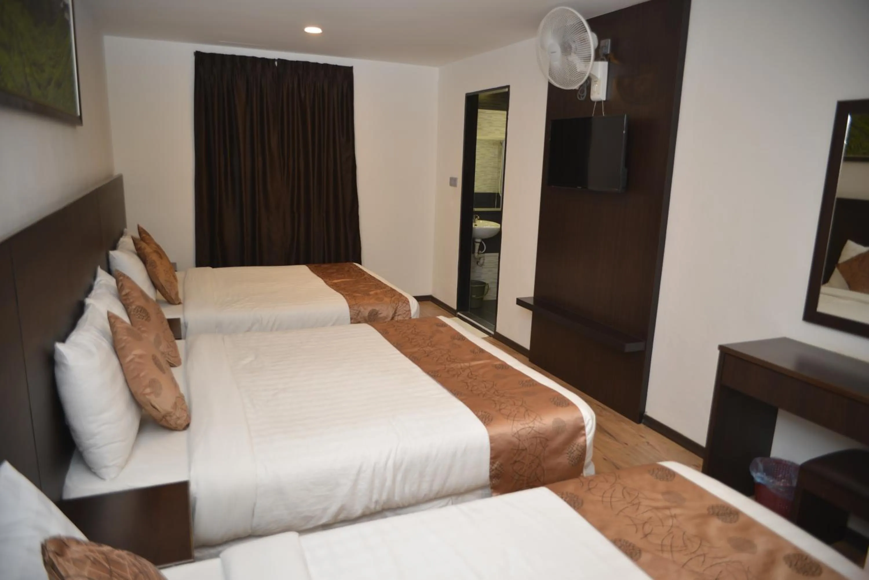 Bedroom, Bed in Highlanders Hotel