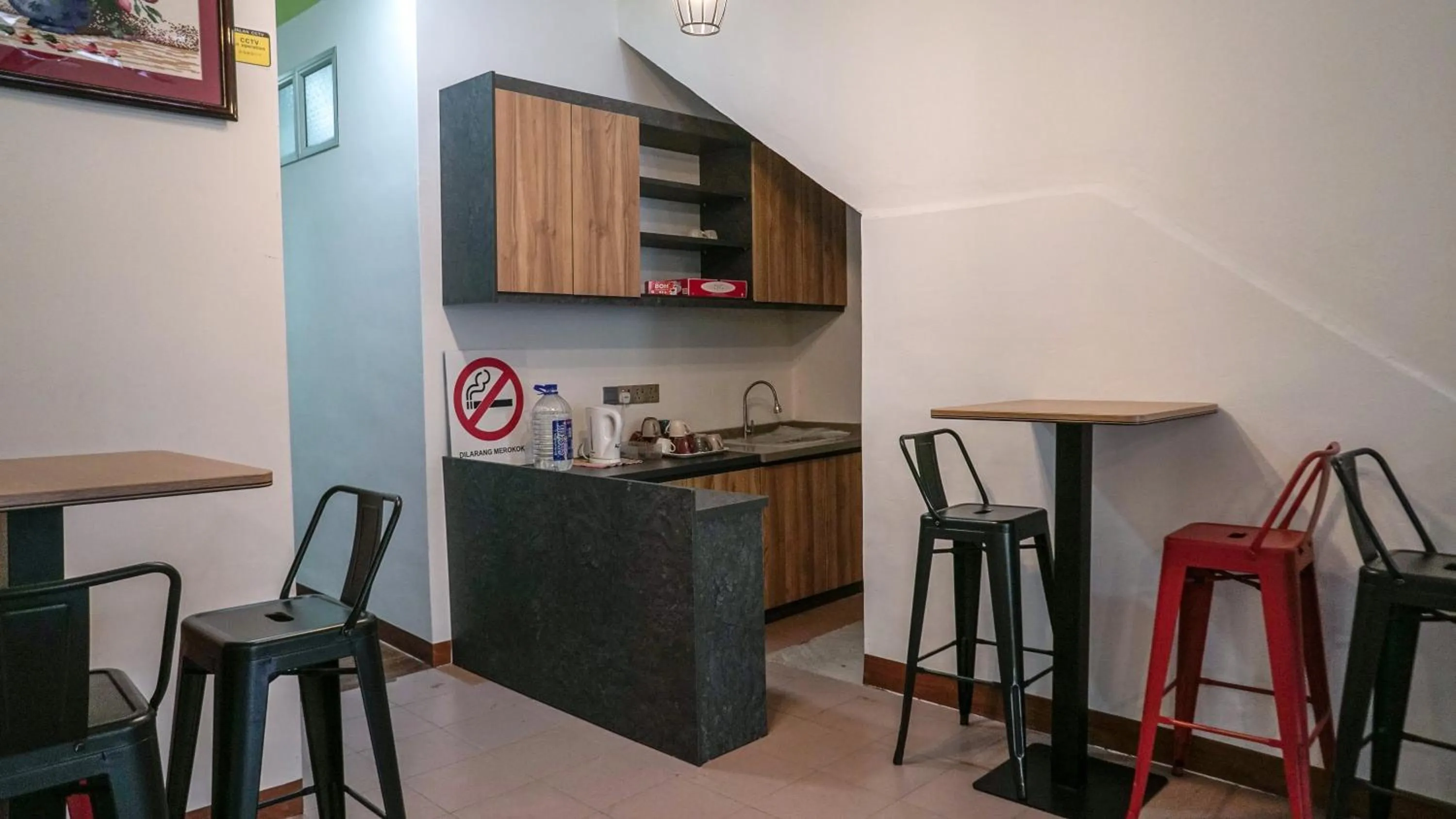 Dining area in Highlanders Hotel