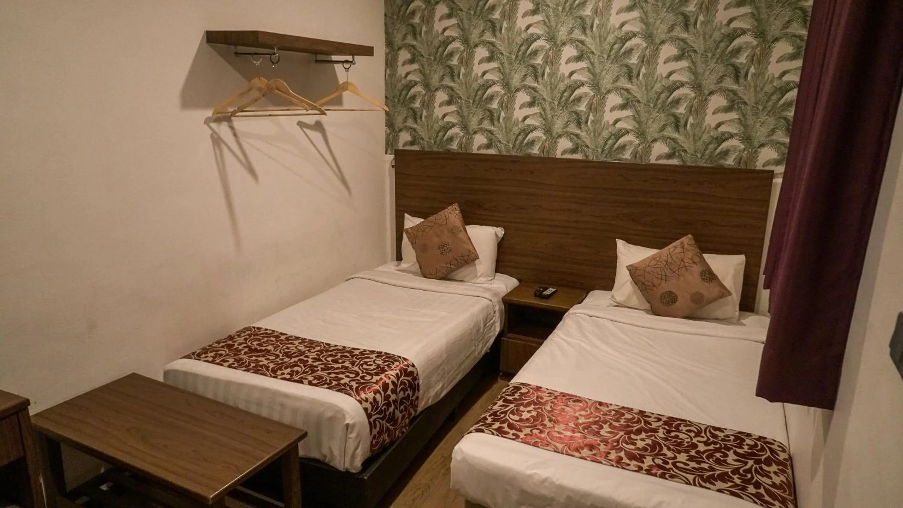 Bedroom, Bed in Highlanders Hotel