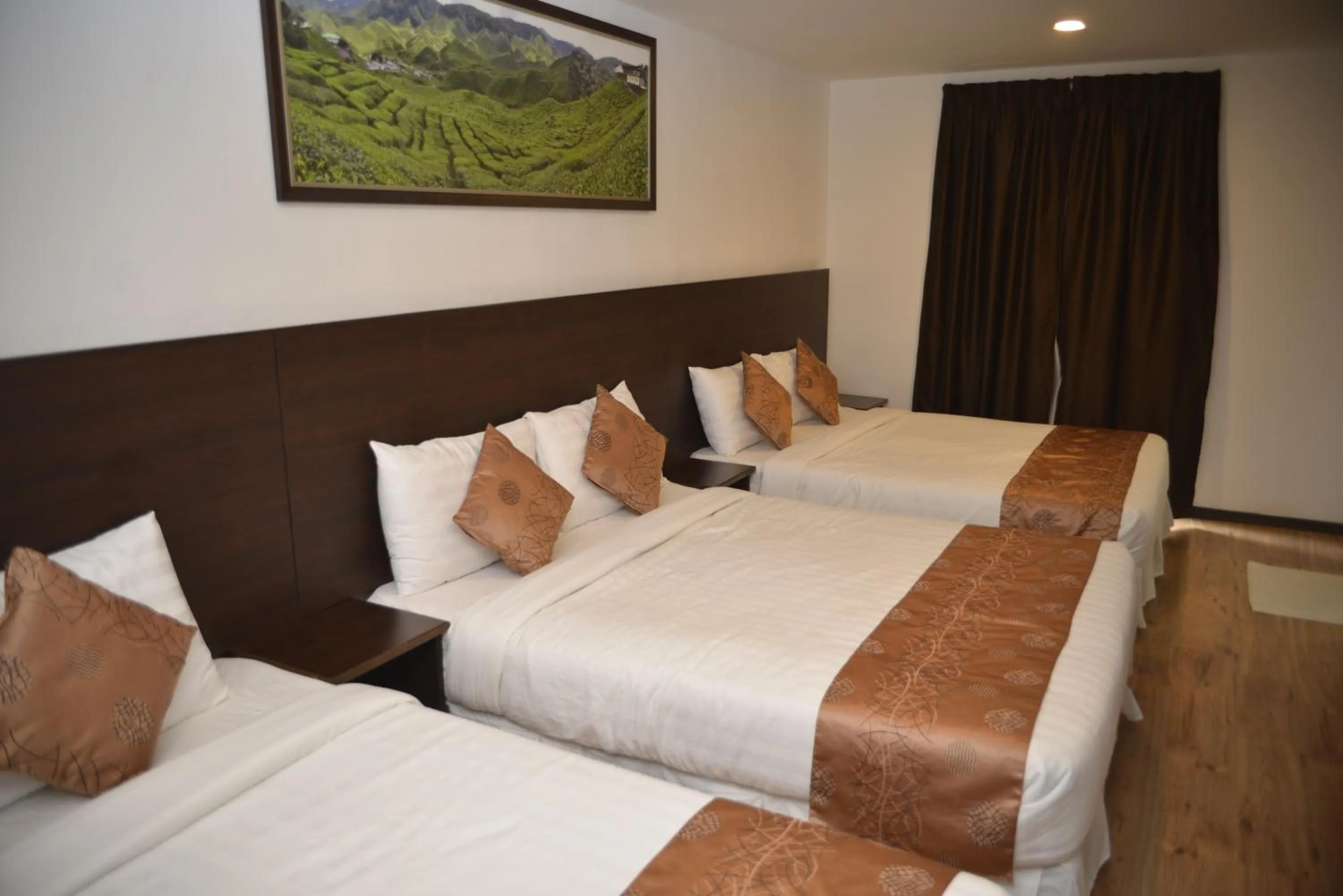 Photo of the whole room, Bed in Highlanders Hotel