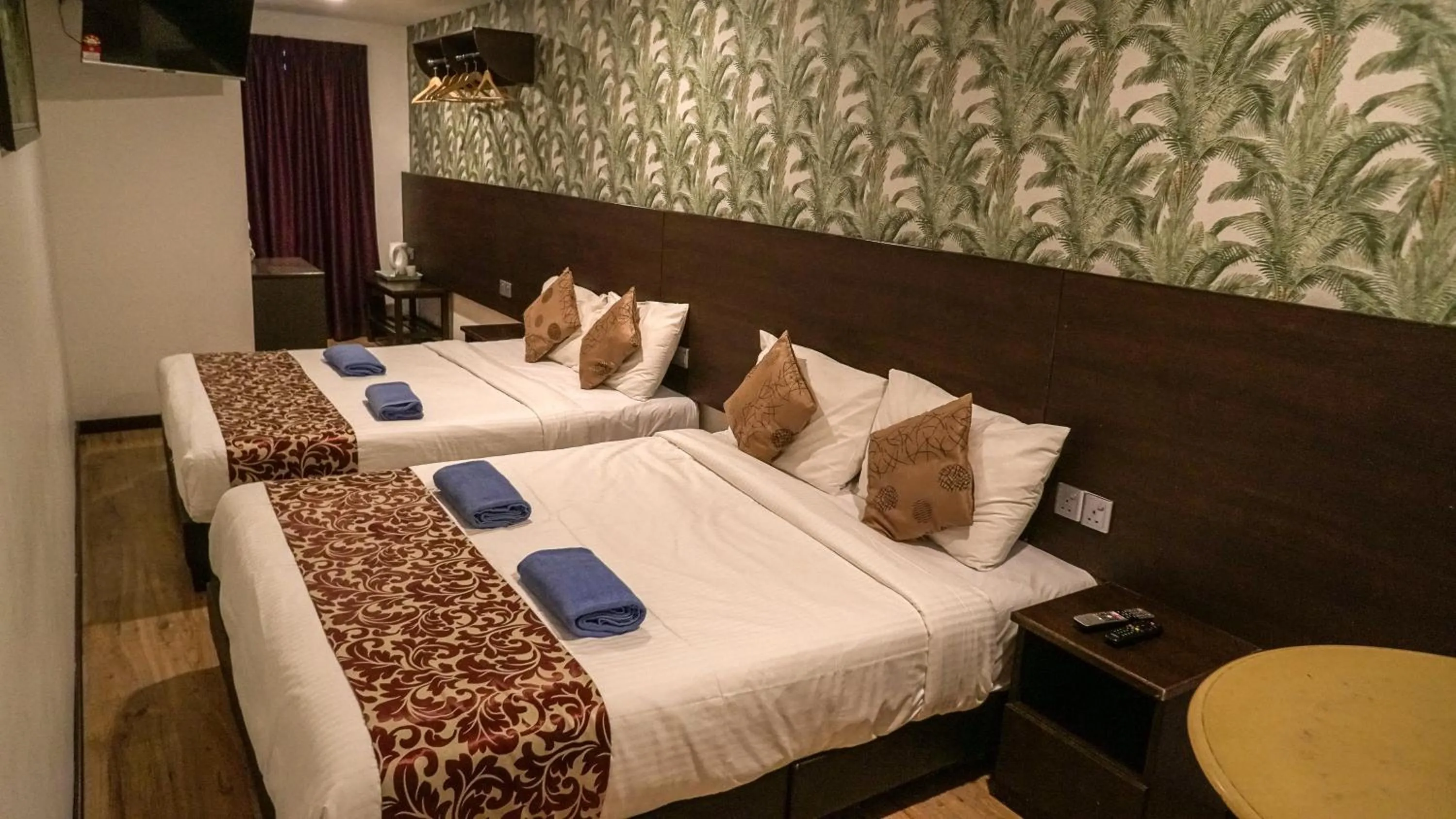 Bedroom, Bed in Highlanders Hotel