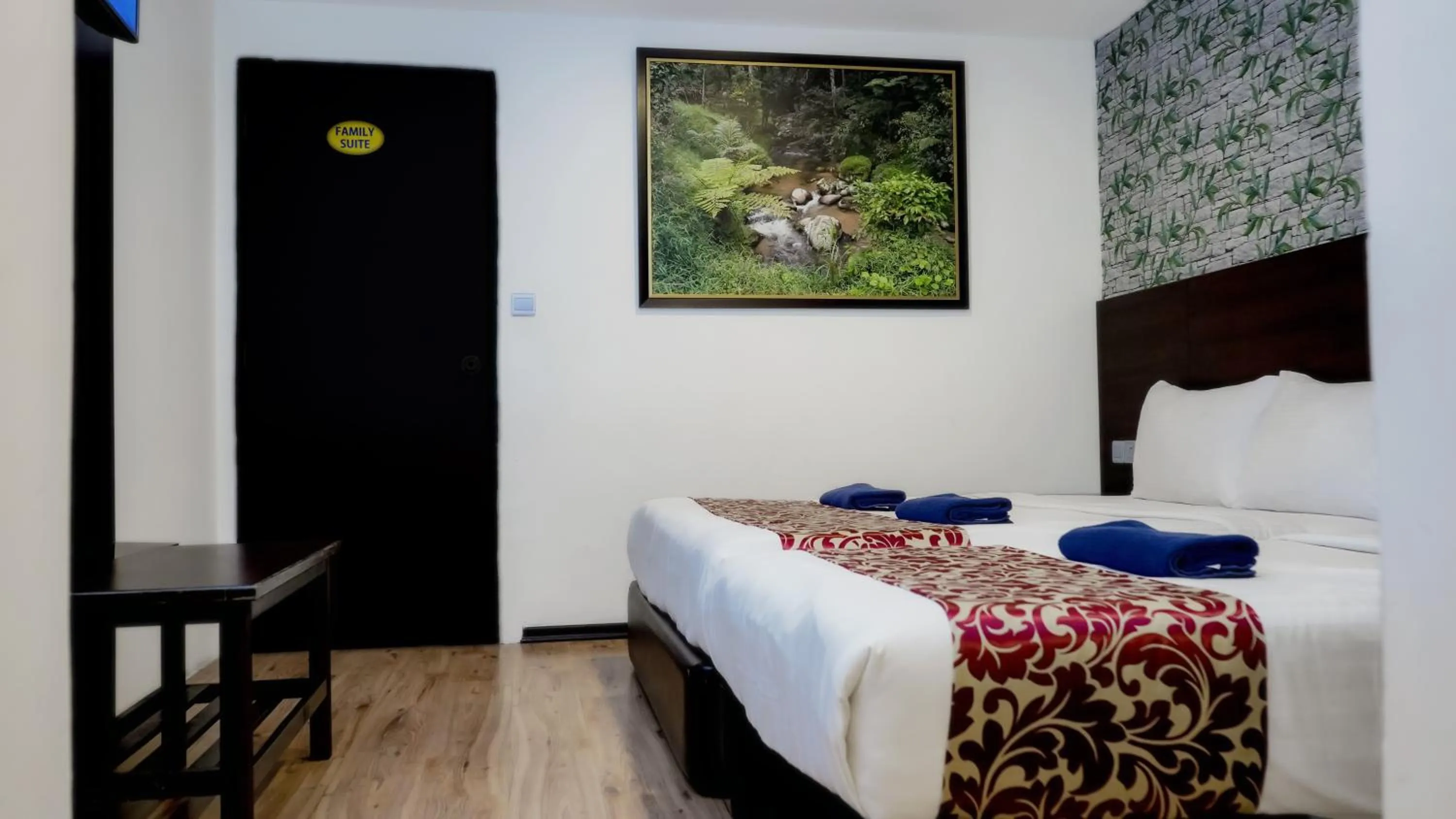 Bedroom, Bed in Highlanders Hotel