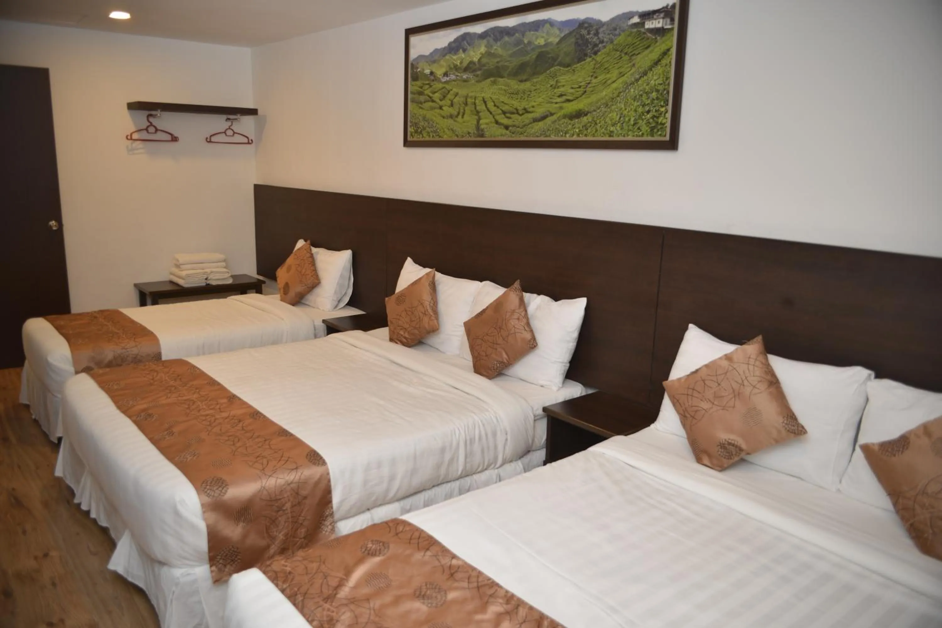 Photo of the whole room, Bed in Highlanders Hotel