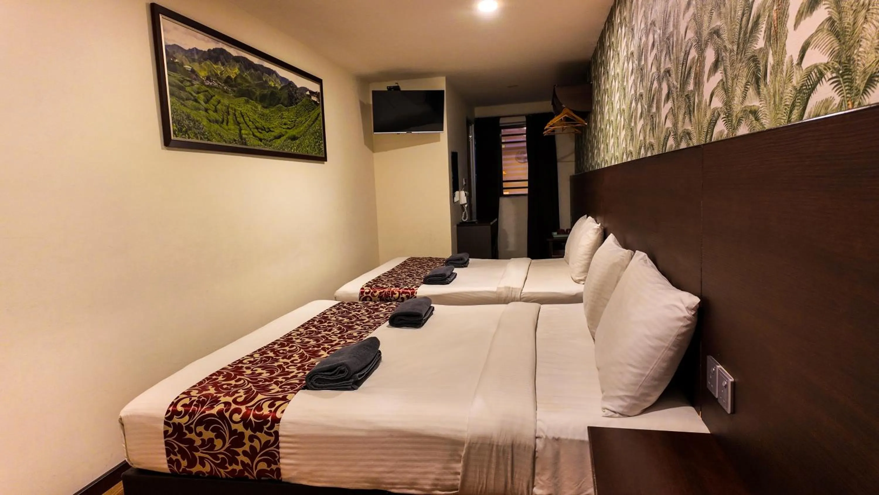 Bedroom, Bed in Highlanders Hotel