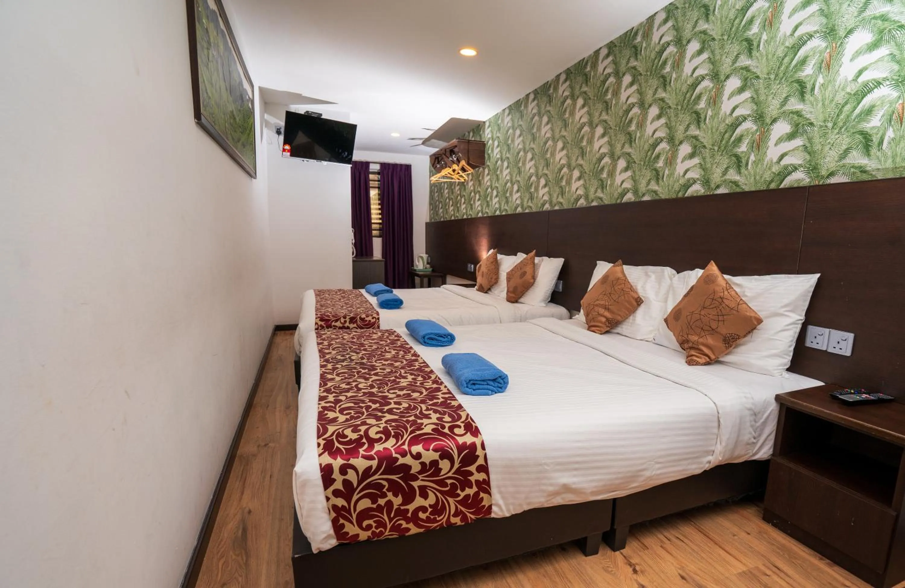 Photo of the whole room, Bed in Highlanders Hotel