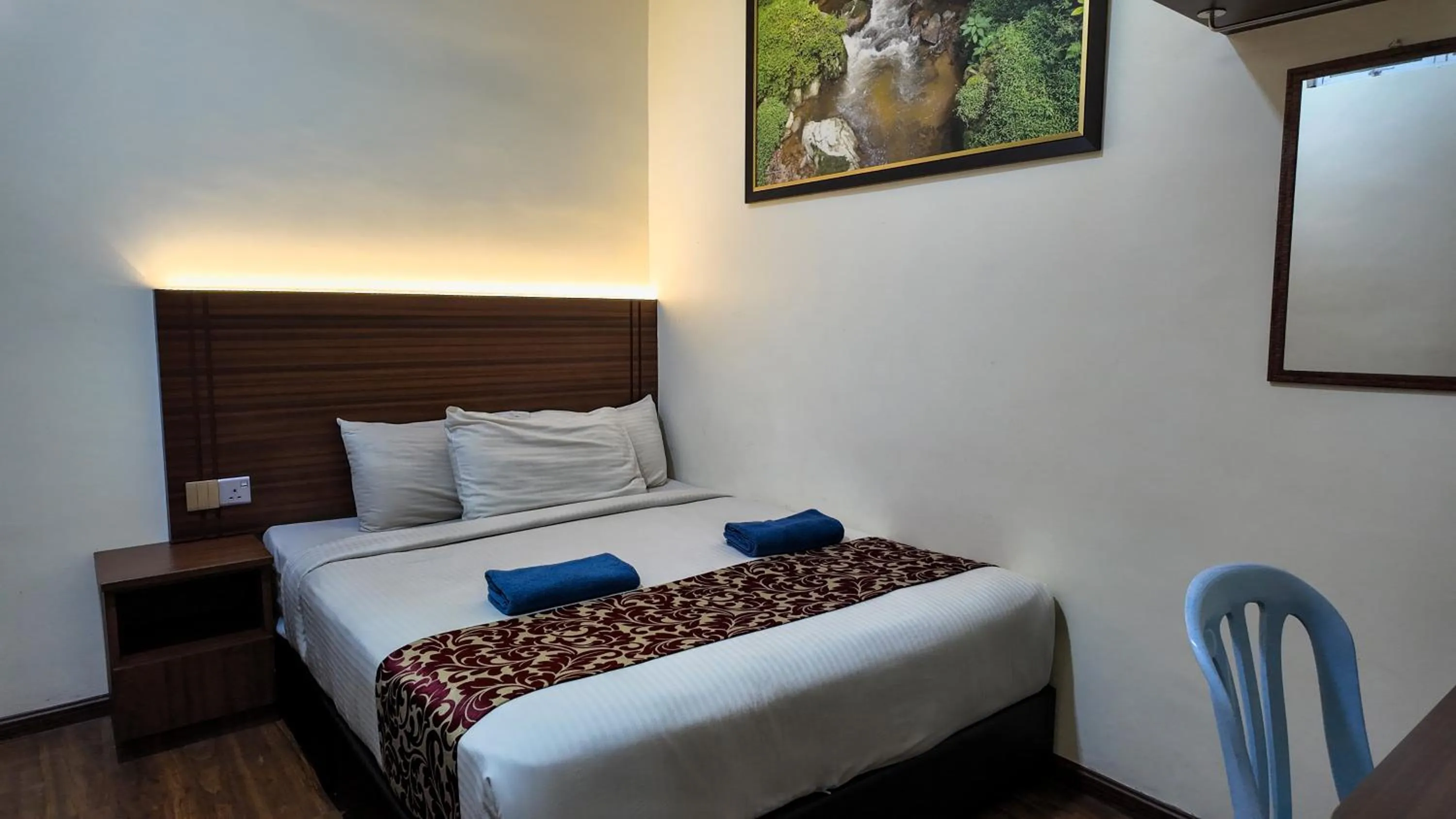 Bedroom, Bed in Highlanders Hotel