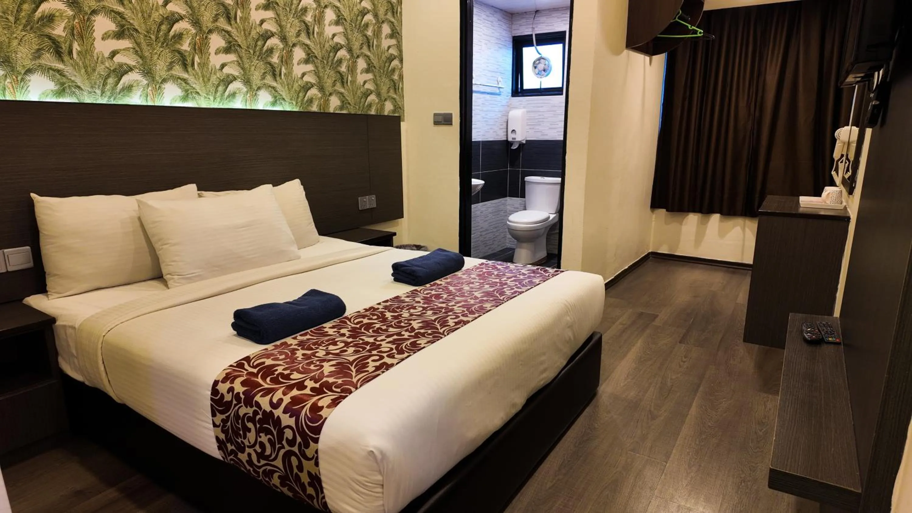 Bedroom, Bed in Highlanders Hotel