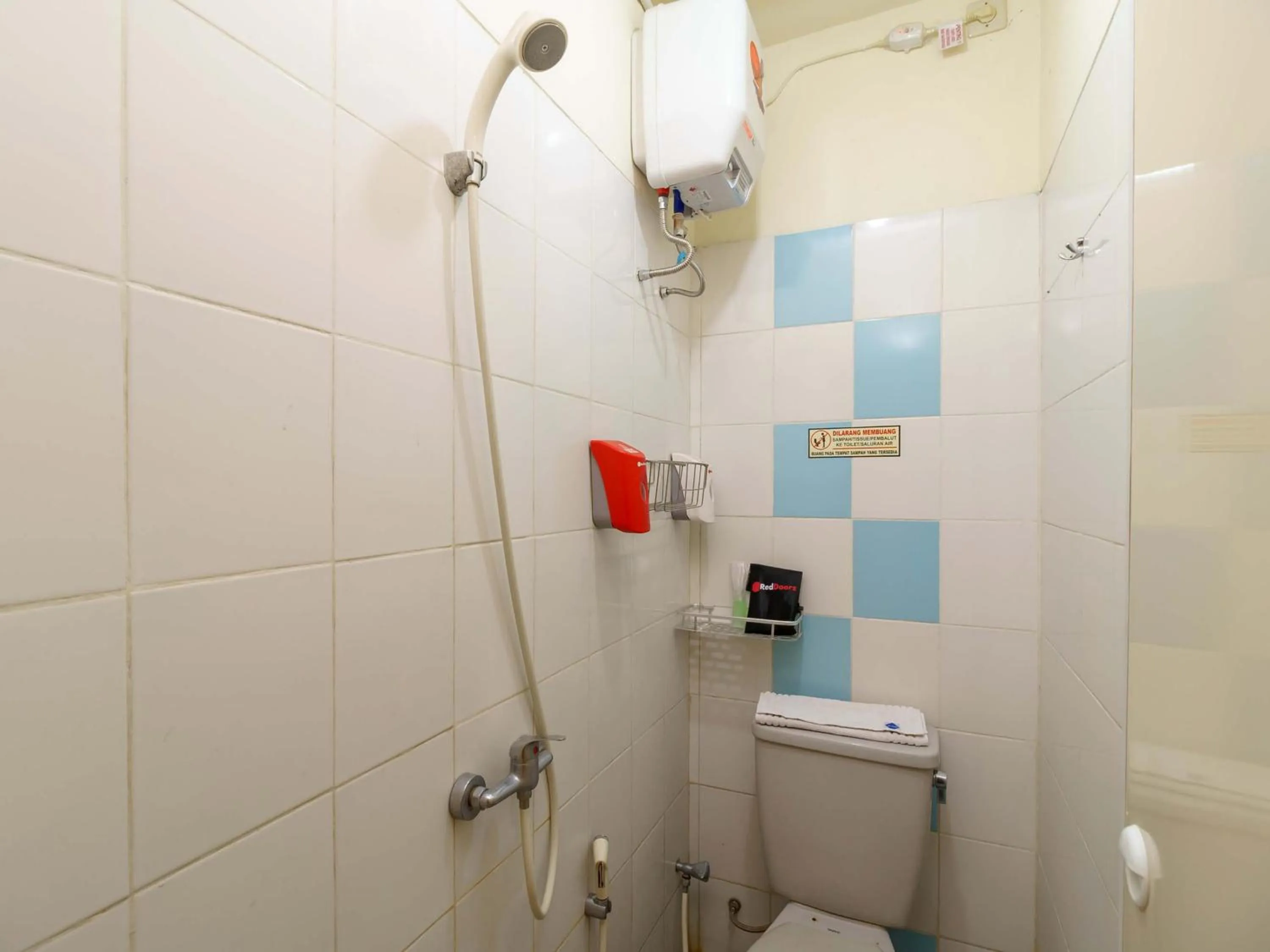 Bathroom in RedDoorz @ Tanjung Duren