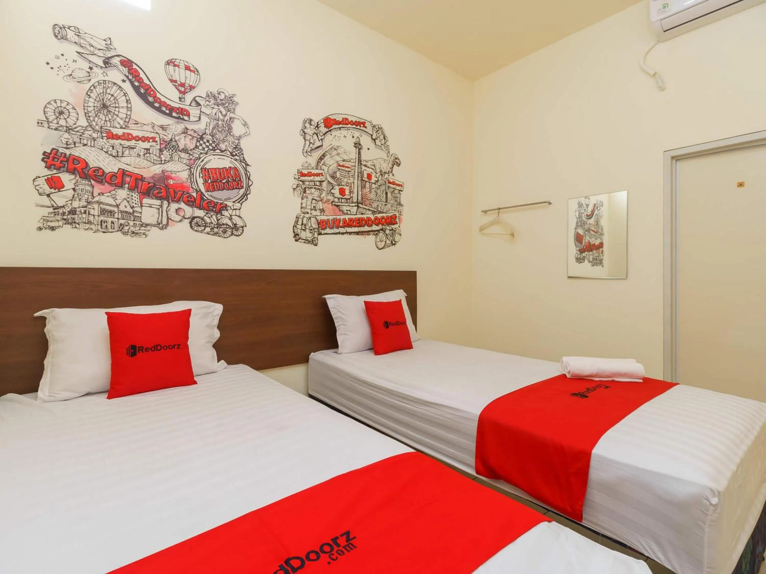 Bedroom, Bed in RedDoorz @ Tanjung Duren