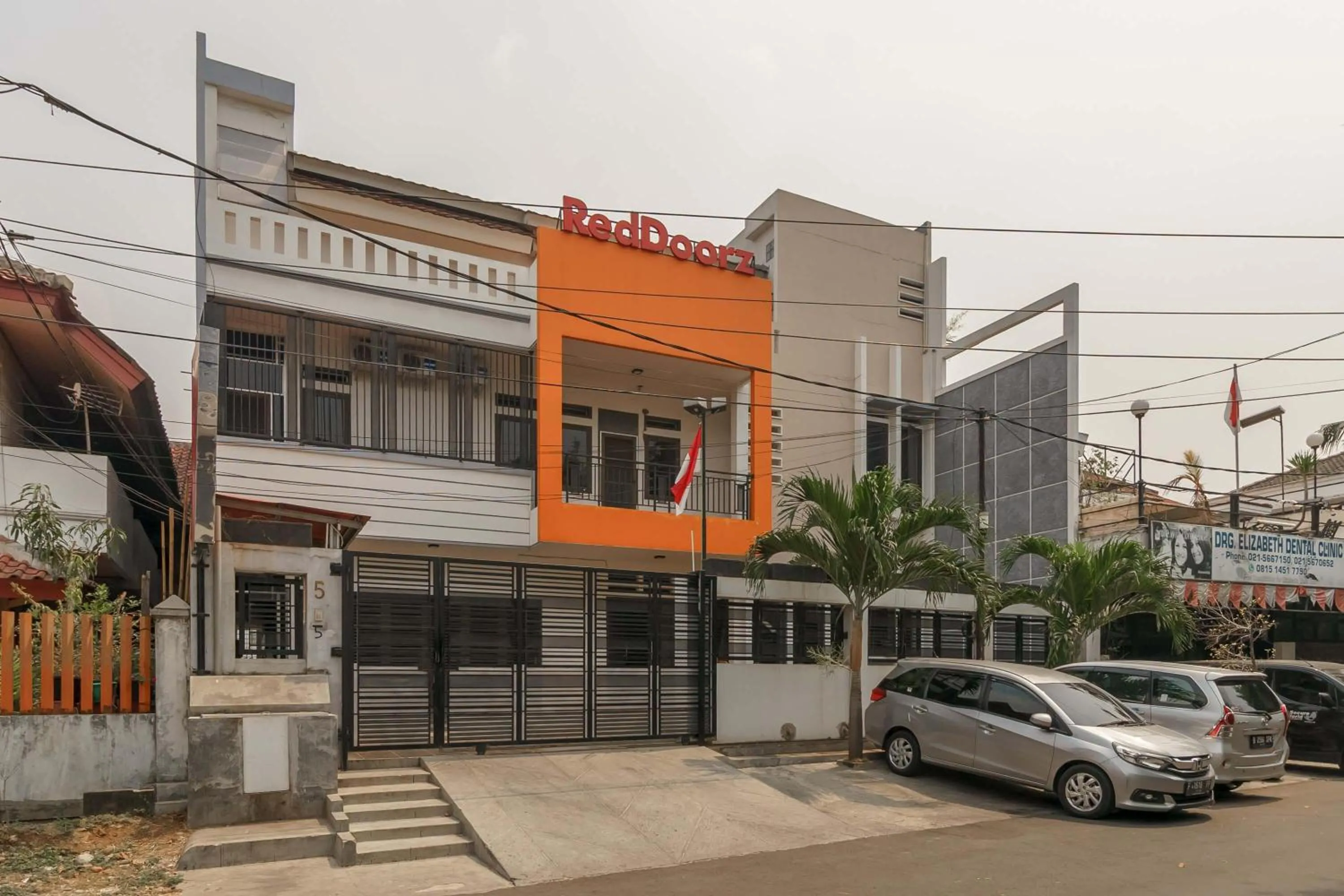 Facade/entrance in RedDoorz @ Tanjung Duren