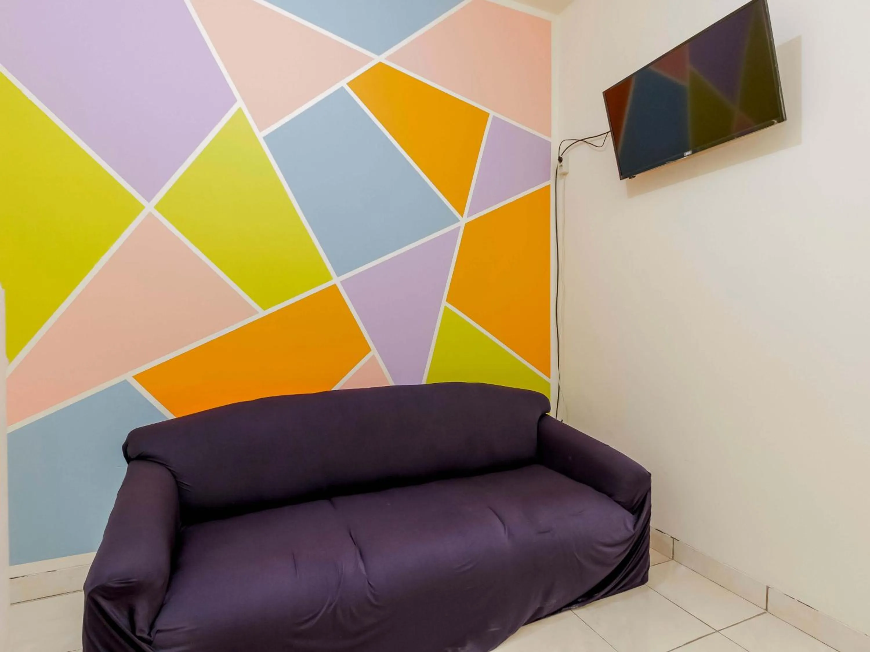 Seating area in RedDoorz @ Tanjung Duren