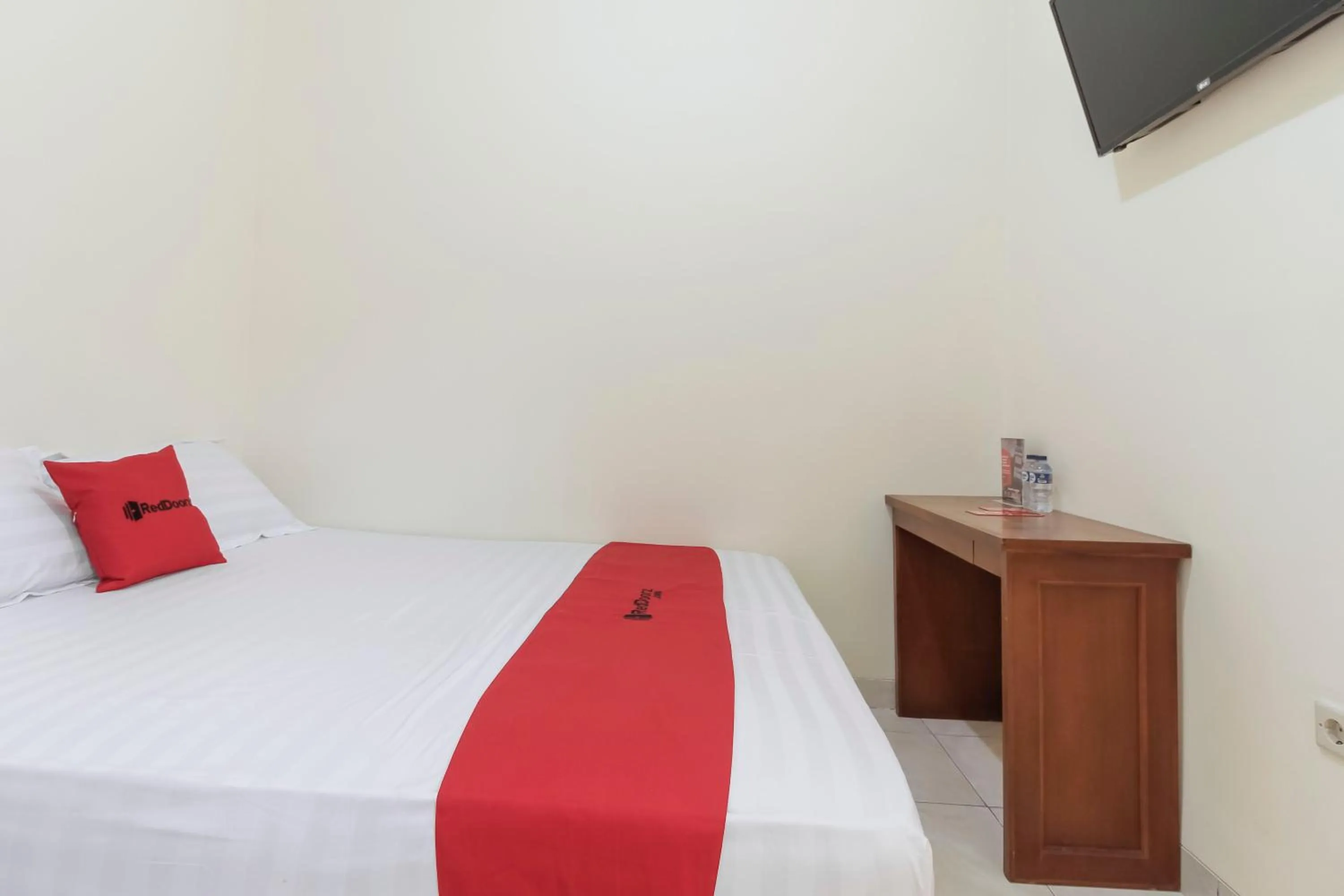 Bedroom, Bed in RedDoorz @ Tanjung Duren