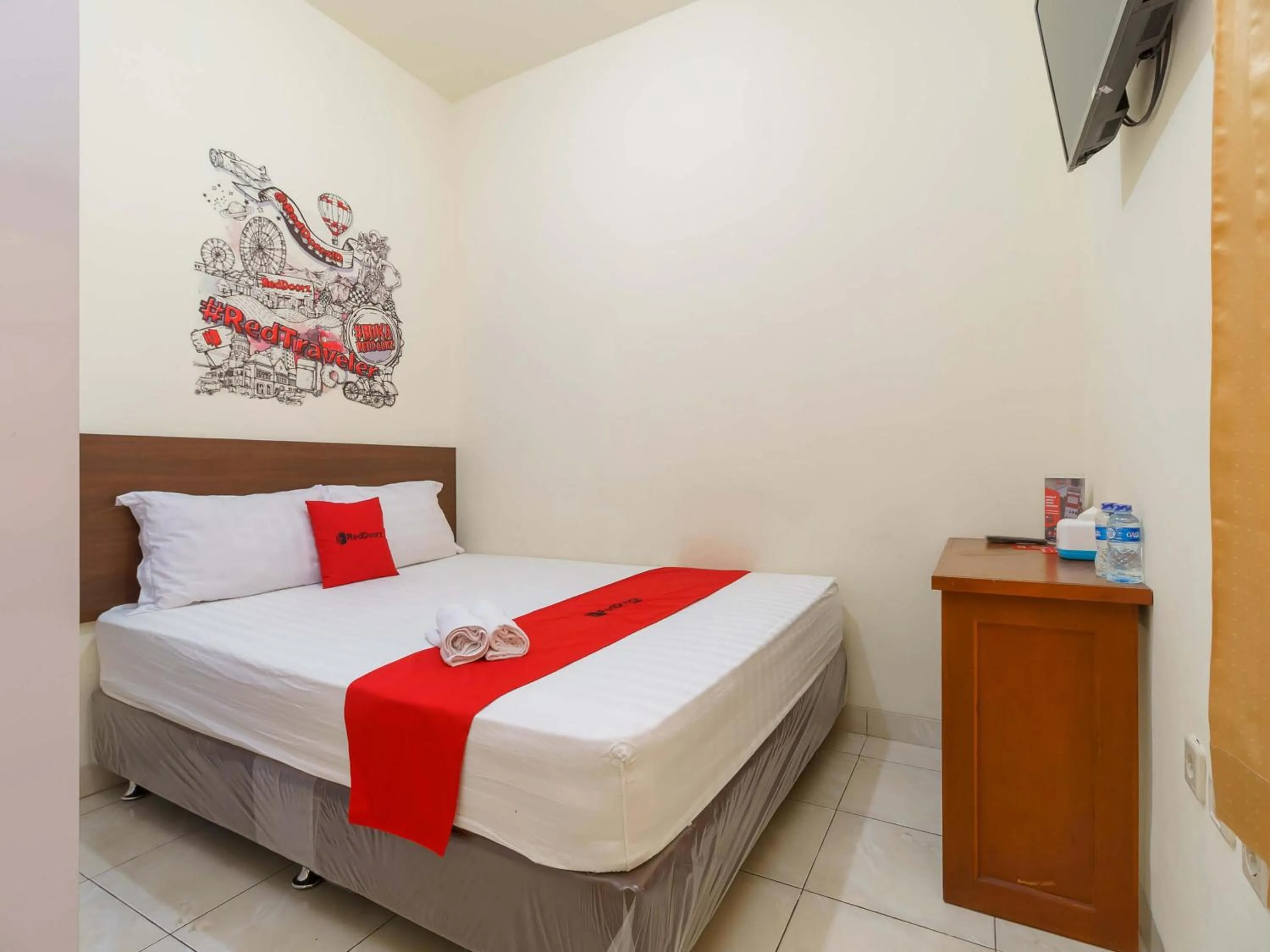 Bedroom, Bed in RedDoorz @ Tanjung Duren