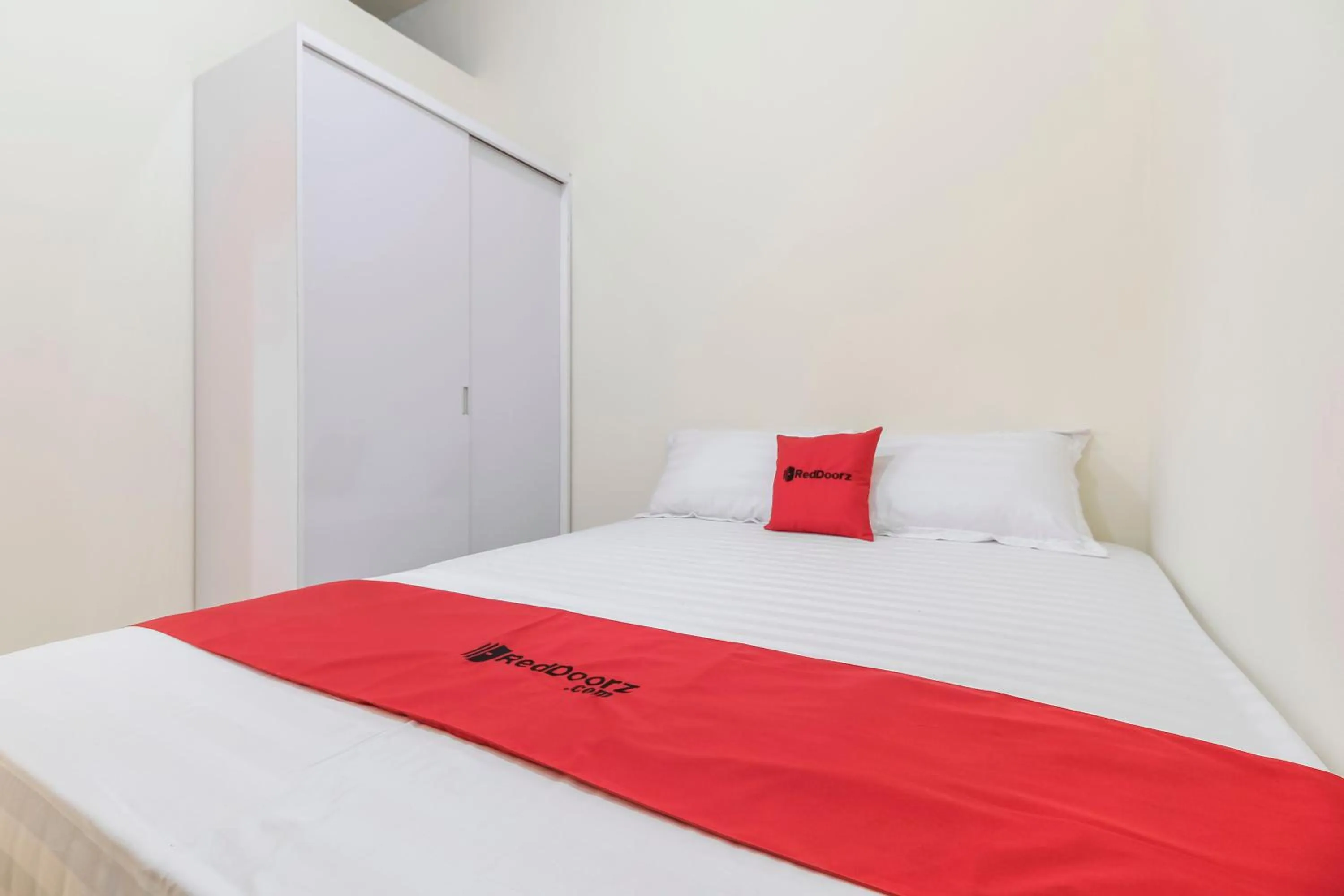 Bedroom, Bed in RedDoorz @ Tanjung Duren